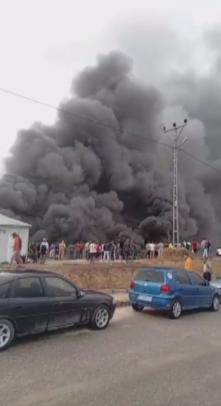 İşçilerin kaldığı konteyner yatakhane alevlere teslim oldu (Fotoğraflı) Ramazan İlın HATAY (İHA) - Hatay'ın Antakya ilçesinde işçilerin kaldığı konteyner yatakhane, alevlere teslim olarak kullanılamaz hale geldi. Yangın, Antakya ilçesi Dikmece Mahallesi'nde yaşandı. Mahallede bulunan şantiye alanında işçilerin kaldığı konteyner yatakhanede yangın çıktı. Alevlere teslim olan yatakhaneyi gören işçiler, 112 Acil Çağrı Merkezi'ne haber verdi. Olay yerine polis, ambulans ve itfaiye ekipleri sevk edildi. Kısa sürede bölgeye gelen Hatay Büyükşehir Belediyesi itfaiye ekiplerinin müdahalesiyle söndürülen yangında, işçilerin kaldığı yatakhane kullanılamaz hale geldi.