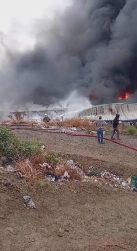 İşçilerin kaldığı konteyner yatakhane alevlere teslim oldu (Fotoğraflı) Ramazan İlın HATAY (İHA) - Hatay'ın Antakya ilçesinde işçilerin kaldığı konteyner yatakhane, alevlere teslim olarak kullanılamaz hale geldi. Yangın, Antakya ilçesi Dikmece Mahallesi'nde yaşandı. Mahallede bulunan şantiye alanında işçilerin kaldığı konteyner yatakhanede yangın çıktı. Alevlere teslim olan yatakhaneyi gören işçiler, 112 Acil Çağrı Merkezi'ne haber verdi. Olay yerine polis, ambulans ve itfaiye ekipleri sevk edildi. Kısa sürede bölgeye gelen Hatay Büyükşehir Belediyesi itfaiye ekiplerinin müdahalesiyle söndürülen yangında, işçilerin kaldığı yatakhane kullanılamaz hale geldi.