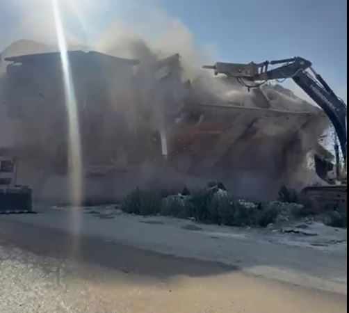 Hatay'da 6 katlı binanın kağıt gibi yerle bir olduğu anlar kamerada