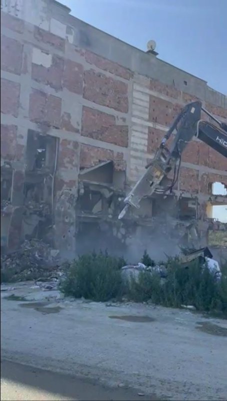 Hatay'da 6 katlı binanın kağıt gibi yerle bir olduğu anlar kamerada