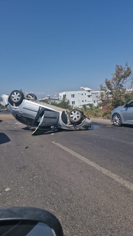 Hatay’ın Antakya ilçesine bağlı Madenboyu Mahallesi kavşağı Reyhanlı karayolu üzerinde aşırı hız nedeniyle sürücüsünün direksiyon hakimiyetini kaybettiği 31 AOB 589 plakalı araç takla atarak durabildi. 