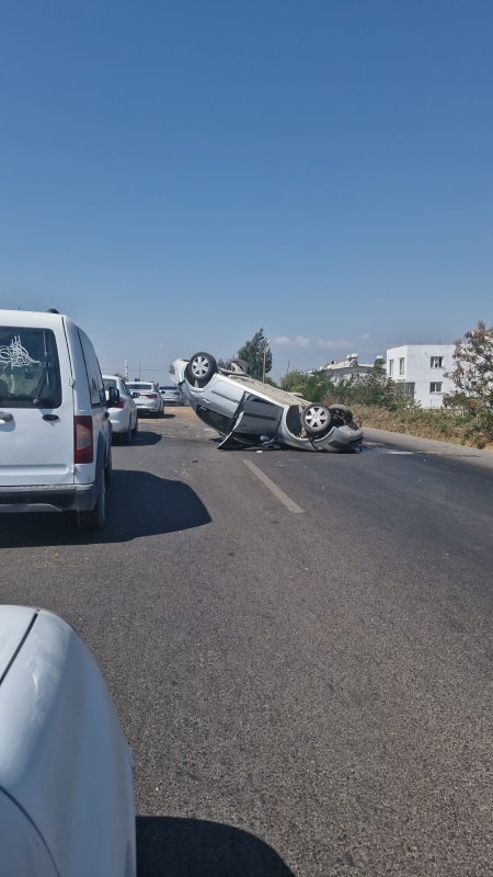 Hatay’ın Antakya ilçesine bağlı Madenboyu Mahallesi kavşağı Reyhanlı karayolu üzerinde aşırı hız nedeniyle sürücüsünün direksiyon hakimiyetini kaybettiği 31 AOB 589 plakalı araç takla atarak durabildi. 