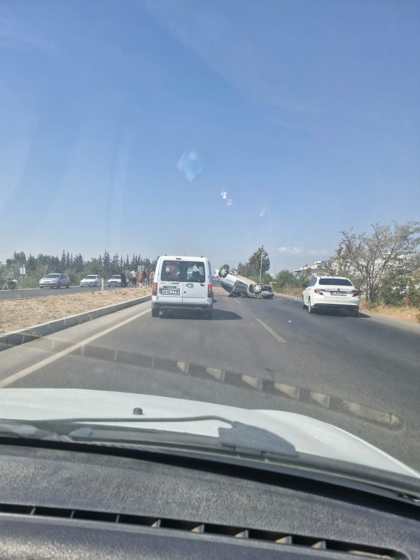 Hatay’ın Antakya ilçesine bağlı Madenboyu Mahallesi kavşağı Reyhanlı karayolu üzerinde aşırı hız nedeniyle sürücüsünün direksiyon hakimiyetini kaybettiği 31 AOB 589 plakalı araç takla atarak durabildi. 