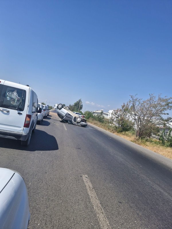 Hatay’ın Antakya ilçesine bağlı Madenboyu Mahallesi kavşağı Reyhanlı karayolu üzerinde aşırı hız nedeniyle sürücüsünün direksiyon hakimiyetini kaybettiği 31 AOB 589 plakalı araç takla atarak durabildi. 