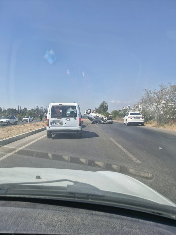 Hatay’ın Antakya ilçesine bağlı Madenboyu Mahallesi kavşağı Reyhanlı karayolu üzerinde aşırı hız nedeniyle sürücüsünün direksiyon hakimiyetini kaybettiği 31 AOB 589 plakalı araç takla atarak durabildi. 