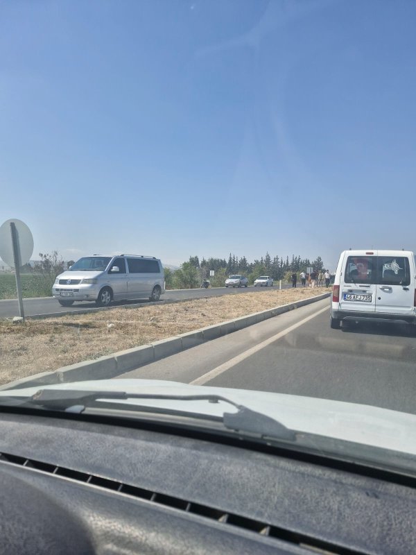 Hatay’ın Antakya ilçesine bağlı Madenboyu Mahallesi kavşağı Reyhanlı karayolu üzerinde aşırı hız nedeniyle sürücüsünün direksiyon hakimiyetini kaybettiği 31 AOB 589 plakalı araç takla atarak durabildi. 