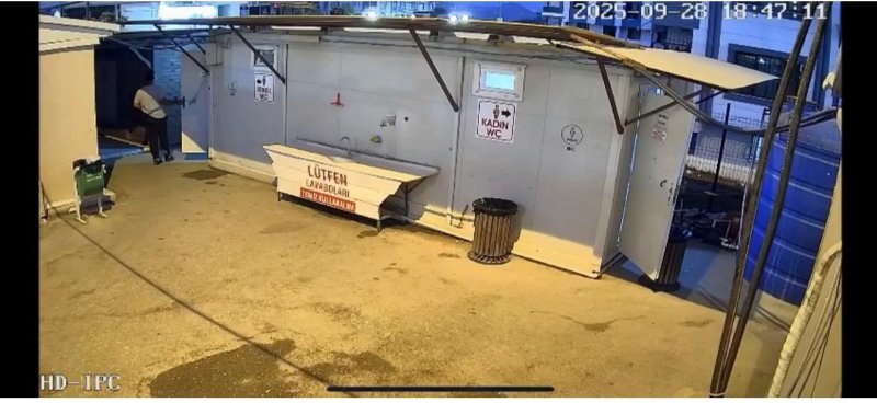 Hatay’da 3 hırsızın konteyner çarşıdaki dükkanlara girmeye çalıştığı anlar kamerada 