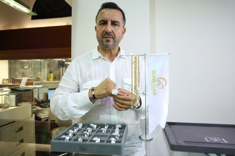 Ahmet GÜNEY'den kritik uyarı Uzmanından, internetten ucuz altın almak isterken binlerce lira dolandırılmamak için kritik uyarı - Sarraf Ahmet Güney: “İnsanlar internetten ucuza altın aldığı zaman; ayarı, gramajı düşük veya sahte çıkabiliyor” HATAY (İHA) – Hatay'da sarraflık yapan Ahmet Güney, vatandaşların internet üzerinden binlerce liralık mücevher alışverişi yaparken dolandırılmamaları konusunda önemli uyarılarda bulundu. Sarraf Güney, fiziki satış noktası bulunmayan firmalardan yapılan alışverişlerde; sahte, gramajı ve ayarı düşük mücevherlerle karşı karşıya kalındığını belirterek fiziki satış noktası olan firmalardan alışveriş yapılması gerektiğini söyledi. İnternetin hayatımıza girdiği günden bu güne kadar binlerce eşya internet üzerinden alınır ve satılır hale geldi. Vatandaşlar, son dönemlerde binlerce liralık mücevher alışverişlerini de internet üzerinden yapar hale geldi. İnternet üzerinden yapılan mücevherat alımında sıklıkla yaşanan sorunlara değinen Güneyler Kuyumculuk Yönetim Kurulu Başkanı Ahmet Güney, vatandaşlara dikkat etmeleri gerekenler konusunda uyarıda bulundu. Altının uluslararası bir değeri olduğunun altını çizen sarraf Güney, vatandaşların ucuz altın yanılgısına kapılmamaları konusunda özellikle dikkat çekti. Sarraf Güney, yaşanabilecek dolandırıcılık olaylarına karşı internetten mücevher alışverişlerinde fiziki satış noktası olan firmaların tercih edilmesi gerektiğini söyledi. “İnsanlar internetten ucuza altın aldığı zaman; ayarı, gramajı düşük veya sahte çıkabiliyor” İnternet üzerinden alınan mücevherlerin sahte, gramajı ve ayarı düşük çıkabileceğine değinen sarraf Güney, “Günümüzde hemen her şeyi internetten almaya başladık. Altın, mücevher, çeyrek ve her ne önümüze gelirse internetten alışverişi bir alışkanlık haline getirdik. Fakat altını internetten almanın bir takım handikapları var. Bu handikaplar içerisinde değerinden çok aşağıya satılan bir takım altınlarla karşı karşıya kaldığınızda bu altınları ucuza aldığımızı zannederken biz burada yanılıyoruz. Çünkü altın uluslararası arenada karşılığı olan, değeri olan ve bilinen bir değerle satılan bir maden. Dolayısıyla çok ucuza alınan altınların aslını yansıtmadığı ve bu sebepten dolayı da bu altınların zarar olarak karşımıza geldiğini görüyoruz. İnsanlar ucuza altın aldığı zaman; ayarı, gramajı düşük çıkabiliyor veya sahte çıkabiliyor” dedi. İnternet üzerinden gerçekleştirilen mücevher alışverişinde mağazanın fiziki satış noktasının olmasının önemine değinen sarraf Güney, “Bunların hepsinin önüne geçebilmek için internetten mücevher alımında satışı yapan firmanın fiziki bir satış noktasının veya mağazasının olup olmadığının soruşturulması gerekir. İlerleyen süreçte mağdur olmamak ve aldığımız ürünün arızası, eksiği olduğu zaman internetten aldığımız altın için başvurabileceğimiz bir yerin olmasına önem vermemiz lazım. Aksi takdirde aldığımız altında yaşanan sıkıntılar bizi mağdur eder. Söz konusu ürünü diğer internet sitelerinden de süzdükten sonra çok daha hesaplı bir şekilde bulduk, aldık ve geldik diyorlar. Fakat karşılarına çıkan manzara o kadar şaşırtıcı ki ya altın olmuyor, ya da ayarıyla oynanmış oluyor veya hatta gramajıyla oynanmış oluyor. Buda kişinin avantajlı ticaret yaptığının belirtisi değil, bilakis zarara uğradığının belirtisidir” dedi.