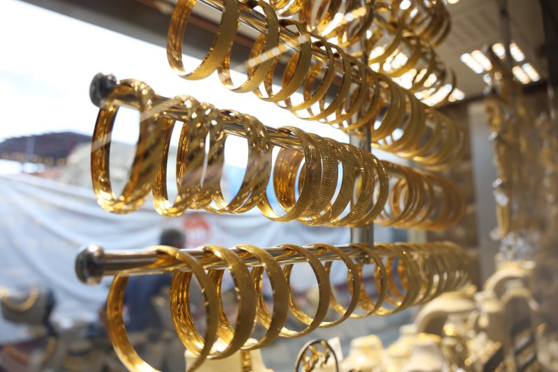 Ahmet GÜNEY'den kritik uyarı Uzmanından, internetten ucuz altın almak isterken binlerce lira dolandırılmamak için kritik uyarı - Sarraf Ahmet Güney: “İnsanlar internetten ucuza altın aldığı zaman; ayarı, gramajı düşük veya sahte çıkabiliyor” HATAY (İHA) – Hatay'da sarraflık yapan Ahmet Güney, vatandaşların internet üzerinden binlerce liralık mücevher alışverişi yaparken dolandırılmamaları konusunda önemli uyarılarda bulundu. Sarraf Güney, fiziki satış noktası bulunmayan firmalardan yapılan alışverişlerde; sahte, gramajı ve ayarı düşük mücevherlerle karşı karşıya kalındığını belirterek fiziki satış noktası olan firmalardan alışveriş yapılması gerektiğini söyledi. İnternetin hayatımıza girdiği günden bu güne kadar binlerce eşya internet üzerinden alınır ve satılır hale geldi. Vatandaşlar, son dönemlerde binlerce liralık mücevher alışverişlerini de internet üzerinden yapar hale geldi. İnternet üzerinden yapılan mücevherat alımında sıklıkla yaşanan sorunlara değinen Güneyler Kuyumculuk Yönetim Kurulu Başkanı Ahmet Güney, vatandaşlara dikkat etmeleri gerekenler konusunda uyarıda bulundu. Altının uluslararası bir değeri olduğunun altını çizen sarraf Güney, vatandaşların ucuz altın yanılgısına kapılmamaları konusunda özellikle dikkat çekti. Sarraf Güney, yaşanabilecek dolandırıcılık olaylarına karşı internetten mücevher alışverişlerinde fiziki satış noktası olan firmaların tercih edilmesi gerektiğini söyledi. “İnsanlar internetten ucuza altın aldığı zaman; ayarı, gramajı düşük veya sahte çıkabiliyor” İnternet üzerinden alınan mücevherlerin sahte, gramajı ve ayarı düşük çıkabileceğine değinen sarraf Güney, “Günümüzde hemen her şeyi internetten almaya başladık. Altın, mücevher, çeyrek ve her ne önümüze gelirse internetten alışverişi bir alışkanlık haline getirdik. Fakat altını internetten almanın bir takım handikapları var. Bu handikaplar içerisinde değerinden çok aşağıya satılan bir takım altınlarla karşı karşıya kaldığınızda bu altınları ucuza aldığımızı zannederken biz burada yanılıyoruz. Çünkü altın uluslararası arenada karşılığı olan, değeri olan ve bilinen bir değerle satılan bir maden. Dolayısıyla çok ucuza alınan altınların aslını yansıtmadığı ve bu sebepten dolayı da bu altınların zarar olarak karşımıza geldiğini görüyoruz. İnsanlar ucuza altın aldığı zaman; ayarı, gramajı düşük çıkabiliyor veya sahte çıkabiliyor” dedi. İnternet üzerinden gerçekleştirilen mücevher alışverişinde mağazanın fiziki satış noktasının olmasının önemine değinen sarraf Güney, “Bunların hepsinin önüne geçebilmek için internetten mücevher alımında satışı yapan firmanın fiziki bir satış noktasının veya mağazasının olup olmadığının soruşturulması gerekir. İlerleyen süreçte mağdur olmamak ve aldığımız ürünün arızası, eksiği olduğu zaman internetten aldığımız altın için başvurabileceğimiz bir yerin olmasına önem vermemiz lazım. Aksi takdirde aldığımız altında yaşanan sıkıntılar bizi mağdur eder. Söz konusu ürünü diğer internet sitelerinden de süzdükten sonra çok daha hesaplı bir şekilde bulduk, aldık ve geldik diyorlar. Fakat karşılarına çıkan manzara o kadar şaşırtıcı ki ya altın olmuyor, ya da ayarıyla oynanmış oluyor veya hatta gramajıyla oynanmış oluyor. Buda kişinin avantajlı ticaret yaptığının belirtisi değil, bilakis zarara uğradığının belirtisidir” dedi.