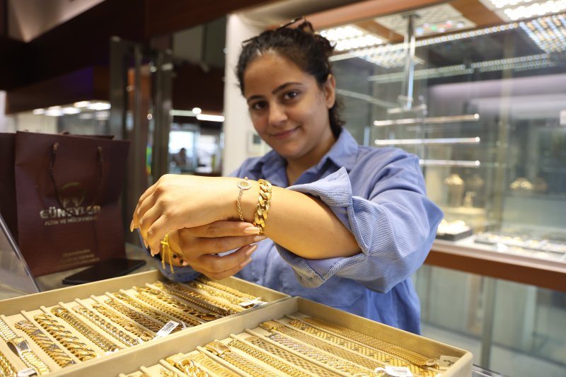 Ahmet GÜNEY'den kritik uyarı Uzmanından, internetten ucuz altın almak isterken binlerce lira dolandırılmamak için kritik uyarı - Sarraf Ahmet Güney: “İnsanlar internetten ucuza altın aldığı zaman; ayarı, gramajı düşük veya sahte çıkabiliyor” HATAY (İHA) – Hatay'da sarraflık yapan Ahmet Güney, vatandaşların internet üzerinden binlerce liralık mücevher alışverişi yaparken dolandırılmamaları konusunda önemli uyarılarda bulundu. Sarraf Güney, fiziki satış noktası bulunmayan firmalardan yapılan alışverişlerde; sahte, gramajı ve ayarı düşük mücevherlerle karşı karşıya kalındığını belirterek fiziki satış noktası olan firmalardan alışveriş yapılması gerektiğini söyledi. İnternetin hayatımıza girdiği günden bu güne kadar binlerce eşya internet üzerinden alınır ve satılır hale geldi. Vatandaşlar, son dönemlerde binlerce liralık mücevher alışverişlerini de internet üzerinden yapar hale geldi. İnternet üzerinden yapılan mücevherat alımında sıklıkla yaşanan sorunlara değinen Güneyler Kuyumculuk Yönetim Kurulu Başkanı Ahmet Güney, vatandaşlara dikkat etmeleri gerekenler konusunda uyarıda bulundu. Altının uluslararası bir değeri olduğunun altını çizen sarraf Güney, vatandaşların ucuz altın yanılgısına kapılmamaları konusunda özellikle dikkat çekti. Sarraf Güney, yaşanabilecek dolandırıcılık olaylarına karşı internetten mücevher alışverişlerinde fiziki satış noktası olan firmaların tercih edilmesi gerektiğini söyledi. “İnsanlar internetten ucuza altın aldığı zaman; ayarı, gramajı düşük veya sahte çıkabiliyor” İnternet üzerinden alınan mücevherlerin sahte, gramajı ve ayarı düşük çıkabileceğine değinen sarraf Güney, “Günümüzde hemen her şeyi internetten almaya başladık. Altın, mücevher, çeyrek ve her ne önümüze gelirse internetten alışverişi bir alışkanlık haline getirdik. Fakat altını internetten almanın bir takım handikapları var. Bu handikaplar içerisinde değerinden çok aşağıya satılan bir takım altınlarla karşı karşıya kaldığınızda bu altınları ucuza aldığımızı zannederken biz burada yanılıyoruz. Çünkü altın uluslararası arenada karşılığı olan, değeri olan ve bilinen bir değerle satılan bir maden. Dolayısıyla çok ucuza alınan altınların aslını yansıtmadığı ve bu sebepten dolayı da bu altınların zarar olarak karşımıza geldiğini görüyoruz. İnsanlar ucuza altın aldığı zaman; ayarı, gramajı düşük çıkabiliyor veya sahte çıkabiliyor” dedi. İnternet üzerinden gerçekleştirilen mücevher alışverişinde mağazanın fiziki satış noktasının olmasının önemine değinen sarraf Güney, “Bunların hepsinin önüne geçebilmek için internetten mücevher alımında satışı yapan firmanın fiziki bir satış noktasının veya mağazasının olup olmadığının soruşturulması gerekir. İlerleyen süreçte mağdur olmamak ve aldığımız ürünün arızası, eksiği olduğu zaman internetten aldığımız altın için başvurabileceğimiz bir yerin olmasına önem vermemiz lazım. Aksi takdirde aldığımız altında yaşanan sıkıntılar bizi mağdur eder. Söz konusu ürünü diğer internet sitelerinden de süzdükten sonra çok daha hesaplı bir şekilde bulduk, aldık ve geldik diyorlar. Fakat karşılarına çıkan manzara o kadar şaşırtıcı ki ya altın olmuyor, ya da ayarıyla oynanmış oluyor veya hatta gramajıyla oynanmış oluyor. Buda kişinin avantajlı ticaret yaptığının belirtisi değil, bilakis zarara uğradığının belirtisidir” dedi.