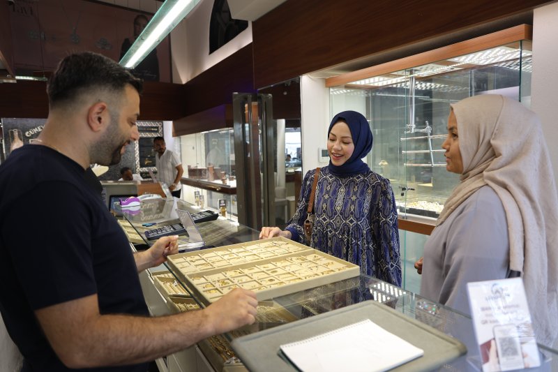 Ahmet GÜNEY'den kritik uyarı Uzmanından, internetten ucuz altın almak isterken binlerce lira dolandırılmamak için kritik uyarı - Sarraf Ahmet Güney: “İnsanlar internetten ucuza altın aldığı zaman; ayarı, gramajı düşük veya sahte çıkabiliyor” HATAY (İHA) – Hatay'da sarraflık yapan Ahmet Güney, vatandaşların internet üzerinden binlerce liralık mücevher alışverişi yaparken dolandırılmamaları konusunda önemli uyarılarda bulundu. Sarraf Güney, fiziki satış noktası bulunmayan firmalardan yapılan alışverişlerde; sahte, gramajı ve ayarı düşük mücevherlerle karşı karşıya kalındığını belirterek fiziki satış noktası olan firmalardan alışveriş yapılması gerektiğini söyledi. İnternetin hayatımıza girdiği günden bu güne kadar binlerce eşya internet üzerinden alınır ve satılır hale geldi. Vatandaşlar, son dönemlerde binlerce liralık mücevher alışverişlerini de internet üzerinden yapar hale geldi. İnternet üzerinden yapılan mücevherat alımında sıklıkla yaşanan sorunlara değinen Güneyler Kuyumculuk Yönetim Kurulu Başkanı Ahmet Güney, vatandaşlara dikkat etmeleri gerekenler konusunda uyarıda bulundu. Altının uluslararası bir değeri olduğunun altını çizen sarraf Güney, vatandaşların ucuz altın yanılgısına kapılmamaları konusunda özellikle dikkat çekti. Sarraf Güney, yaşanabilecek dolandırıcılık olaylarına karşı internetten mücevher alışverişlerinde fiziki satış noktası olan firmaların tercih edilmesi gerektiğini söyledi. “İnsanlar internetten ucuza altın aldığı zaman; ayarı, gramajı düşük veya sahte çıkabiliyor” İnternet üzerinden alınan mücevherlerin sahte, gramajı ve ayarı düşük çıkabileceğine değinen sarraf Güney, “Günümüzde hemen her şeyi internetten almaya başladık. Altın, mücevher, çeyrek ve her ne önümüze gelirse internetten alışverişi bir alışkanlık haline getirdik. Fakat altını internetten almanın bir takım handikapları var. Bu handikaplar içerisinde değerinden çok aşağıya satılan bir takım altınlarla karşı karşıya kaldığınızda bu altınları ucuza aldığımızı zannederken biz burada yanılıyoruz. Çünkü altın uluslararası arenada karşılığı olan, değeri olan ve bilinen bir değerle satılan bir maden. Dolayısıyla çok ucuza alınan altınların aslını yansıtmadığı ve bu sebepten dolayı da bu altınların zarar olarak karşımıza geldiğini görüyoruz. İnsanlar ucuza altın aldığı zaman; ayarı, gramajı düşük çıkabiliyor veya sahte çıkabiliyor” dedi. İnternet üzerinden gerçekleştirilen mücevher alışverişinde mağazanın fiziki satış noktasının olmasının önemine değinen sarraf Güney, “Bunların hepsinin önüne geçebilmek için internetten mücevher alımında satışı yapan firmanın fiziki bir satış noktasının veya mağazasının olup olmadığının soruşturulması gerekir. İlerleyen süreçte mağdur olmamak ve aldığımız ürünün arızası, eksiği olduğu zaman internetten aldığımız altın için başvurabileceğimiz bir yerin olmasına önem vermemiz lazım. Aksi takdirde aldığımız altında yaşanan sıkıntılar bizi mağdur eder. Söz konusu ürünü diğer internet sitelerinden de süzdükten sonra çok daha hesaplı bir şekilde bulduk, aldık ve geldik diyorlar. Fakat karşılarına çıkan manzara o kadar şaşırtıcı ki ya altın olmuyor, ya da ayarıyla oynanmış oluyor veya hatta gramajıyla oynanmış oluyor. Buda kişinin avantajlı ticaret yaptığının belirtisi değil, bilakis zarara uğradığının belirtisidir” dedi.