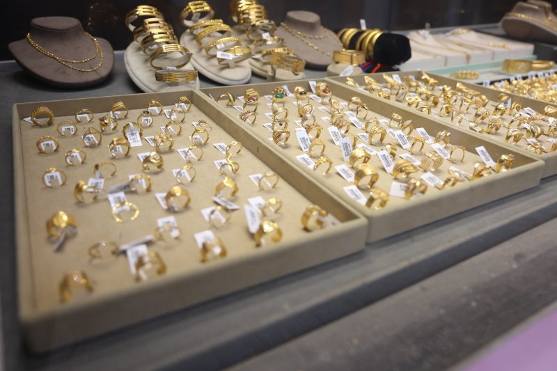 Ahmet GÜNEY'den kritik uyarı Uzmanından, internetten ucuz altın almak isterken binlerce lira dolandırılmamak için kritik uyarı - Sarraf Ahmet Güney: “İnsanlar internetten ucuza altın aldığı zaman; ayarı, gramajı düşük veya sahte çıkabiliyor” HATAY (İHA) – Hatay'da sarraflık yapan Ahmet Güney, vatandaşların internet üzerinden binlerce liralık mücevher alışverişi yaparken dolandırılmamaları konusunda önemli uyarılarda bulundu. Sarraf Güney, fiziki satış noktası bulunmayan firmalardan yapılan alışverişlerde; sahte, gramajı ve ayarı düşük mücevherlerle karşı karşıya kalındığını belirterek fiziki satış noktası olan firmalardan alışveriş yapılması gerektiğini söyledi. İnternetin hayatımıza girdiği günden bu güne kadar binlerce eşya internet üzerinden alınır ve satılır hale geldi. Vatandaşlar, son dönemlerde binlerce liralık mücevher alışverişlerini de internet üzerinden yapar hale geldi. İnternet üzerinden yapılan mücevherat alımında sıklıkla yaşanan sorunlara değinen Güneyler Kuyumculuk Yönetim Kurulu Başkanı Ahmet Güney, vatandaşlara dikkat etmeleri gerekenler konusunda uyarıda bulundu. Altının uluslararası bir değeri olduğunun altını çizen sarraf Güney, vatandaşların ucuz altın yanılgısına kapılmamaları konusunda özellikle dikkat çekti. Sarraf Güney, yaşanabilecek dolandırıcılık olaylarına karşı internetten mücevher alışverişlerinde fiziki satış noktası olan firmaların tercih edilmesi gerektiğini söyledi. “İnsanlar internetten ucuza altın aldığı zaman; ayarı, gramajı düşük veya sahte çıkabiliyor” İnternet üzerinden alınan mücevherlerin sahte, gramajı ve ayarı düşük çıkabileceğine değinen sarraf Güney, “Günümüzde hemen her şeyi internetten almaya başladık. Altın, mücevher, çeyrek ve her ne önümüze gelirse internetten alışverişi bir alışkanlık haline getirdik. Fakat altını internetten almanın bir takım handikapları var. Bu handikaplar içerisinde değerinden çok aşağıya satılan bir takım altınlarla karşı karşıya kaldığınızda bu altınları ucuza aldığımızı zannederken biz burada yanılıyoruz. Çünkü altın uluslararası arenada karşılığı olan, değeri olan ve bilinen bir değerle satılan bir maden. Dolayısıyla çok ucuza alınan altınların aslını yansıtmadığı ve bu sebepten dolayı da bu altınların zarar olarak karşımıza geldiğini görüyoruz. İnsanlar ucuza altın aldığı zaman; ayarı, gramajı düşük çıkabiliyor veya sahte çıkabiliyor” dedi. İnternet üzerinden gerçekleştirilen mücevher alışverişinde mağazanın fiziki satış noktasının olmasının önemine değinen sarraf Güney, “Bunların hepsinin önüne geçebilmek için internetten mücevher alımında satışı yapan firmanın fiziki bir satış noktasının veya mağazasının olup olmadığının soruşturulması gerekir. İlerleyen süreçte mağdur olmamak ve aldığımız ürünün arızası, eksiği olduğu zaman internetten aldığımız altın için başvurabileceğimiz bir yerin olmasına önem vermemiz lazım. Aksi takdirde aldığımız altında yaşanan sıkıntılar bizi mağdur eder. Söz konusu ürünü diğer internet sitelerinden de süzdükten sonra çok daha hesaplı bir şekilde bulduk, aldık ve geldik diyorlar. Fakat karşılarına çıkan manzara o kadar şaşırtıcı ki ya altın olmuyor, ya da ayarıyla oynanmış oluyor veya hatta gramajıyla oynanmış oluyor. Buda kişinin avantajlı ticaret yaptığının belirtisi değil, bilakis zarara uğradığının belirtisidir” dedi.