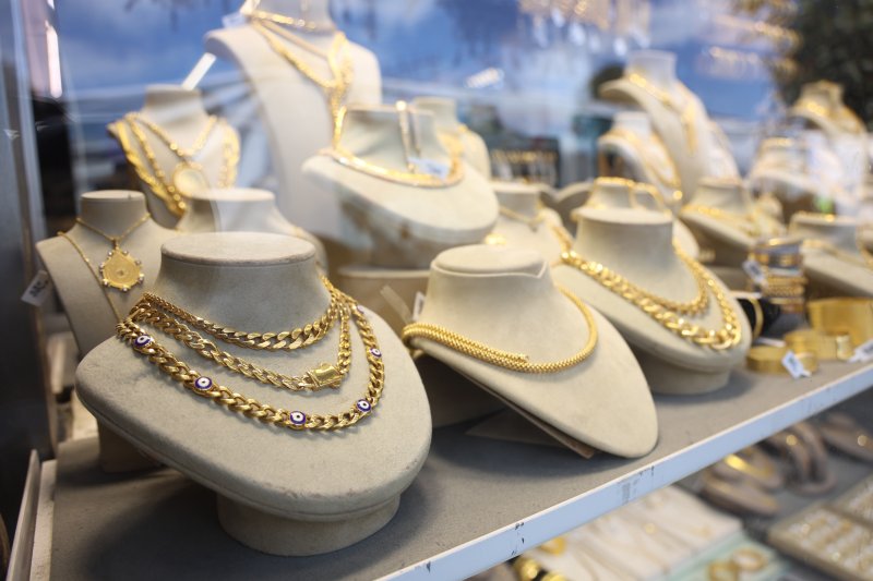 Ahmet GÜNEY'den kritik uyarı Uzmanından, internetten ucuz altın almak isterken binlerce lira dolandırılmamak için kritik uyarı - Sarraf Ahmet Güney: “İnsanlar internetten ucuza altın aldığı zaman; ayarı, gramajı düşük veya sahte çıkabiliyor” HATAY (İHA) – Hatay'da sarraflık yapan Ahmet Güney, vatandaşların internet üzerinden binlerce liralık mücevher alışverişi yaparken dolandırılmamaları konusunda önemli uyarılarda bulundu. Sarraf Güney, fiziki satış noktası bulunmayan firmalardan yapılan alışverişlerde; sahte, gramajı ve ayarı düşük mücevherlerle karşı karşıya kalındığını belirterek fiziki satış noktası olan firmalardan alışveriş yapılması gerektiğini söyledi. İnternetin hayatımıza girdiği günden bu güne kadar binlerce eşya internet üzerinden alınır ve satılır hale geldi. Vatandaşlar, son dönemlerde binlerce liralık mücevher alışverişlerini de internet üzerinden yapar hale geldi. İnternet üzerinden yapılan mücevherat alımında sıklıkla yaşanan sorunlara değinen Güneyler Kuyumculuk Yönetim Kurulu Başkanı Ahmet Güney, vatandaşlara dikkat etmeleri gerekenler konusunda uyarıda bulundu. Altının uluslararası bir değeri olduğunun altını çizen sarraf Güney, vatandaşların ucuz altın yanılgısına kapılmamaları konusunda özellikle dikkat çekti. Sarraf Güney, yaşanabilecek dolandırıcılık olaylarına karşı internetten mücevher alışverişlerinde fiziki satış noktası olan firmaların tercih edilmesi gerektiğini söyledi. “İnsanlar internetten ucuza altın aldığı zaman; ayarı, gramajı düşük veya sahte çıkabiliyor” İnternet üzerinden alınan mücevherlerin sahte, gramajı ve ayarı düşük çıkabileceğine değinen sarraf Güney, “Günümüzde hemen her şeyi internetten almaya başladık. Altın, mücevher, çeyrek ve her ne önümüze gelirse internetten alışverişi bir alışkanlık haline getirdik. Fakat altını internetten almanın bir takım handikapları var. Bu handikaplar içerisinde değerinden çok aşağıya satılan bir takım altınlarla karşı karşıya kaldığınızda bu altınları ucuza aldığımızı zannederken biz burada yanılıyoruz. Çünkü altın uluslararası arenada karşılığı olan, değeri olan ve bilinen bir değerle satılan bir maden. Dolayısıyla çok ucuza alınan altınların aslını yansıtmadığı ve bu sebepten dolayı da bu altınların zarar olarak karşımıza geldiğini görüyoruz. İnsanlar ucuza altın aldığı zaman; ayarı, gramajı düşük çıkabiliyor veya sahte çıkabiliyor” dedi. İnternet üzerinden gerçekleştirilen mücevher alışverişinde mağazanın fiziki satış noktasının olmasının önemine değinen sarraf Güney, “Bunların hepsinin önüne geçebilmek için internetten mücevher alımında satışı yapan firmanın fiziki bir satış noktasının veya mağazasının olup olmadığının soruşturulması gerekir. İlerleyen süreçte mağdur olmamak ve aldığımız ürünün arızası, eksiği olduğu zaman internetten aldığımız altın için başvurabileceğimiz bir yerin olmasına önem vermemiz lazım. Aksi takdirde aldığımız altında yaşanan sıkıntılar bizi mağdur eder. Söz konusu ürünü diğer internet sitelerinden de süzdükten sonra çok daha hesaplı bir şekilde bulduk, aldık ve geldik diyorlar. Fakat karşılarına çıkan manzara o kadar şaşırtıcı ki ya altın olmuyor, ya da ayarıyla oynanmış oluyor veya hatta gramajıyla oynanmış oluyor. Buda kişinin avantajlı ticaret yaptığının belirtisi değil, bilakis zarara uğradığının belirtisidir” dedi.