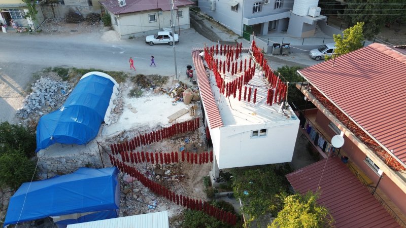 Kurutmalık biberlerle mahalle adeta kırmızıya büründü