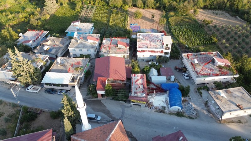 Kurutmalık biberlerle mahalle adeta kırmızıya büründü