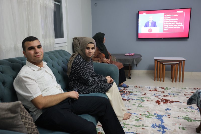 Görme engelli kardeşlerin hayali, sesine aşık oldukları Cumhurbaşkanı Erdoğan ile tanışabilmek - Görme engelli Ahmet Rüstemoğlu: "Kendisini görmediğim halde sesine aşık oldum" - Görme engelli Meryem Rüstemoğlu: "Cumhurbaşkanımızın sesini hep duyuyorum, inşallah bir gün tanışmak nasip olur" (Fotoğraflı) Ramazan İlın - Veysel Korkmaz HATAY (İHA) - Hatay’ın Antakya ilçesinde yaşayan ve doğuştan görme engeli olan Ahmet ile Meryem Rüstemoğlu kardeşler, sürekli haberlerde sesini duydukları Cumhurbaşkanı Recep Tayyip Erdoğan’a olan sevgileriyle tanınıyor. İki kardeş de hayallerinin, Cumhurbaşkanı ile tanışabilmek olduğunu söyledi. Antakya ilçesi Madenboyu Mahallesi’nde yaşayan Ramazan ve Edibe Rüstemoğlu çiftinin evliliklerinden 3 evlatları oldu. Rüstemoğlu çiftinin 23 yaşındaki oğlu Ahmet ile 22 yaşındaki kızı Meryem doğuştan görme engelli olarak dünyaya geldi. Ahmet ile Meryem kardeşler, Mustafa Kemal Üniversitesi’nde büro yönetimi ve sekreterlik bölümünden mezun oldular. Aynı bölümden mezun olan görme engelli kardeşler, ailecek birlikte haberleri dinleyerek ülke gündemini ve dünya gündemini de takip ediyorlar. Cumhurbaşkanı Recep Tayyip Erdoğan’a hayranlık duyan görme engelli kardeşler hayallerinin, Cumhurbaşkanı ile tanışmak olduğunu söyledi. “Kendisini görmediğim halde sesine aşık oldum” Cumhurbaşkanı Erdoğan ile tanışmak istediğini dile getiren Ahmet Rüstemoğlu, “Müzik ve maçları dinliyorum. Filmleri takip ediyorum. Cumhurbaşkanı'nın haberlerinin çıkmasını bekliyorum. Cumhurbaşkanımızı çok seviyorum. İmkanlar olduktan sonra yanına gitmek istiyorum. Ben Hatay Mustafa Kemal Atatürk Üniversitesi Büro Yönetimi ve Sekreterlik Bölümü mezunuyum. Üniversite zamanları çok güzeldi. Ben Cumhurbaşkanımızın sesini seviyorum ve onun elini tutmak istiyorum. Kendisini görmediğim halde sesine aşık oldum. Cumhurbaşkanıyla görüşmek istiyorum” dedi. “Cumhurbaşkanımızın sesini hep duyuyorum, inşallah bir gün tanışmak nasip olur” Cumhurbaşkanı ile tanışmak isteyen Meryem Rüstemoğlu da, “Ben 22 yaşındayım ve yeni üniversiteden mezun oldum. Film, dizi ve müzikleri dinliyorum. Ahmet ile sürekli aynı okuldaydık ve aynı şeyleri yapıyoruz. Bu yüzden birbirimizden kopamıyoruz. Ahmet ile haber dinliyorum ve Cumhurbaşkanımızın sesini hep duyuyorum. İnşallah bir gün tanışmak nasip olur” şeklinde konuştu. Görme engelli çocuklarının Cumhurbaşkanı Erdoğan’ı çok sevdiğini ifade eden Ramazan Rüstemoğlu, “Ahmet oğlum ilk doğduğunda ben Suudi Arabistan'da tır şoförlüğü yapıyordum. Oğlum doğduktan sonra tekrar Arabistan'a gittim. 6 ay sonra annem beni arayarak, 'senin oğlun görmüyor' dedi ve inanamadım. Anneme nereden anladın diye sorduğumda oğlumun sadece sese tepki verdiğini söyledi. Ahmet ve Meryem görme engelli doğdular. Ekmek parası kazanmak için yurt dışındaydım. Bu yüzden çocuklarımın doğumunda yoktum. Toplamda 2 görme engelli 3 çocuğum var. Çocuklarım; gezmeyi, köfte yemeyi, Köprübaşı'na gitmeyi, künefe yemeyi ve dondurma yemeği severler. Görme engelli çocuklarımın sevgisi bende asla bitmez. Sevgileri çok büyük ve onlar benim canım ciğerim. Çocuklarım ve ben Cumhurbaşkanımızı çok seviyoruz. Cumhurbaşkanımızın sesine aşık oldular. Cumhurbaşkanımızın haberlerinin hep birlikte çıkmasını bekler ve izleriz. Ben ve eşim çocuklarımız için yaşıyoruz” ifadelerini kullandı.