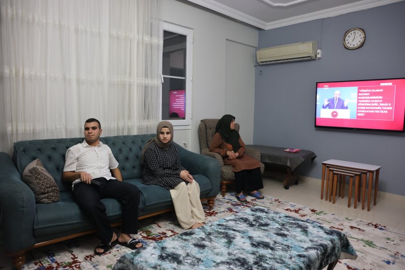 Görme engelli kardeşlerin hayali, sesine aşık oldukları Cumhurbaşkanı Erdoğan ile tanışabilmek - Görme engelli Ahmet Rüstemoğlu: "Kendisini görmediğim halde sesine aşık oldum" - Görme engelli Meryem Rüstemoğlu: "Cumhurbaşkanımızın sesini hep duyuyorum, inşallah bir gün tanışmak nasip olur" (Fotoğraflı) Ramazan İlın - Veysel Korkmaz HATAY (İHA) - Hatay’ın Antakya ilçesinde yaşayan ve doğuştan görme engeli olan Ahmet ile Meryem Rüstemoğlu kardeşler, sürekli haberlerde sesini duydukları Cumhurbaşkanı Recep Tayyip Erdoğan’a olan sevgileriyle tanınıyor. İki kardeş de hayallerinin, Cumhurbaşkanı ile tanışabilmek olduğunu söyledi. Antakya ilçesi Madenboyu Mahallesi’nde yaşayan Ramazan ve Edibe Rüstemoğlu çiftinin evliliklerinden 3 evlatları oldu. Rüstemoğlu çiftinin 23 yaşındaki oğlu Ahmet ile 22 yaşındaki kızı Meryem doğuştan görme engelli olarak dünyaya geldi. Ahmet ile Meryem kardeşler, Mustafa Kemal Üniversitesi’nde büro yönetimi ve sekreterlik bölümünden mezun oldular. Aynı bölümden mezun olan görme engelli kardeşler, ailecek birlikte haberleri dinleyerek ülke gündemini ve dünya gündemini de takip ediyorlar. Cumhurbaşkanı Recep Tayyip Erdoğan’a hayranlık duyan görme engelli kardeşler hayallerinin, Cumhurbaşkanı ile tanışmak olduğunu söyledi. “Kendisini görmediğim halde sesine aşık oldum” Cumhurbaşkanı Erdoğan ile tanışmak istediğini dile getiren Ahmet Rüstemoğlu, “Müzik ve maçları dinliyorum. Filmleri takip ediyorum. Cumhurbaşkanı'nın haberlerinin çıkmasını bekliyorum. Cumhurbaşkanımızı çok seviyorum. İmkanlar olduktan sonra yanına gitmek istiyorum. Ben Hatay Mustafa Kemal Atatürk Üniversitesi Büro Yönetimi ve Sekreterlik Bölümü mezunuyum. Üniversite zamanları çok güzeldi. Ben Cumhurbaşkanımızın sesini seviyorum ve onun elini tutmak istiyorum. Kendisini görmediğim halde sesine aşık oldum. Cumhurbaşkanıyla görüşmek istiyorum” dedi. “Cumhurbaşkanımızın sesini hep duyuyorum, inşallah bir gün tanışmak nasip olur” Cumhurbaşkanı ile tanışmak isteyen Meryem Rüstemoğlu da, “Ben 22 yaşındayım ve yeni üniversiteden mezun oldum. Film, dizi ve müzikleri dinliyorum. Ahmet ile sürekli aynı okuldaydık ve aynı şeyleri yapıyoruz. Bu yüzden birbirimizden kopamıyoruz. Ahmet ile haber dinliyorum ve Cumhurbaşkanımızın sesini hep duyuyorum. İnşallah bir gün tanışmak nasip olur” şeklinde konuştu. Görme engelli çocuklarının Cumhurbaşkanı Erdoğan’ı çok sevdiğini ifade eden Ramazan Rüstemoğlu, “Ahmet oğlum ilk doğduğunda ben Suudi Arabistan'da tır şoförlüğü yapıyordum. Oğlum doğduktan sonra tekrar Arabistan'a gittim. 6 ay sonra annem beni arayarak, 'senin oğlun görmüyor' dedi ve inanamadım. Anneme nereden anladın diye sorduğumda oğlumun sadece sese tepki verdiğini söyledi. Ahmet ve Meryem görme engelli doğdular. Ekmek parası kazanmak için yurt dışındaydım. Bu yüzden çocuklarımın doğumunda yoktum. Toplamda 2 görme engelli 3 çocuğum var. Çocuklarım; gezmeyi, köfte yemeyi, Köprübaşı'na gitmeyi, künefe yemeyi ve dondurma yemeği severler. Görme engelli çocuklarımın sevgisi bende asla bitmez. Sevgileri çok büyük ve onlar benim canım ciğerim. Çocuklarım ve ben Cumhurbaşkanımızı çok seviyoruz. Cumhurbaşkanımızın sesine aşık oldular. Cumhurbaşkanımızın haberlerinin hep birlikte çıkmasını bekler ve izleriz. Ben ve eşim çocuklarımız için yaşıyoruz” ifadelerini kullandı.