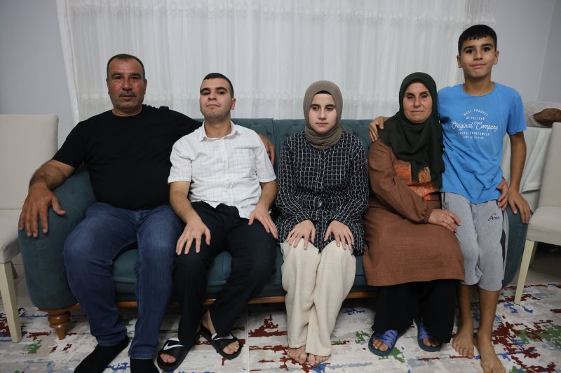 Görme engelli kardeşlerin hayali, sesine aşık oldukları Cumhurbaşkanı Erdoğan ile tanışabilmek - Görme engelli Ahmet Rüstemoğlu: "Kendisini görmediğim halde sesine aşık oldum" - Görme engelli Meryem Rüstemoğlu: "Cumhurbaşkanımızın sesini hep duyuyorum, inşallah bir gün tanışmak nasip olur" (Fotoğraflı) Ramazan İlın - Veysel Korkmaz HATAY (İHA) - Hatay’ın Antakya ilçesinde yaşayan ve doğuştan görme engeli olan Ahmet ile Meryem Rüstemoğlu kardeşler, sürekli haberlerde sesini duydukları Cumhurbaşkanı Recep Tayyip Erdoğan’a olan sevgileriyle tanınıyor. İki kardeş de hayallerinin, Cumhurbaşkanı ile tanışabilmek olduğunu söyledi. Antakya ilçesi Madenboyu Mahallesi’nde yaşayan Ramazan ve Edibe Rüstemoğlu çiftinin evliliklerinden 3 evlatları oldu. Rüstemoğlu çiftinin 23 yaşındaki oğlu Ahmet ile 22 yaşındaki kızı Meryem doğuştan görme engelli olarak dünyaya geldi. Ahmet ile Meryem kardeşler, Mustafa Kemal Üniversitesi’nde büro yönetimi ve sekreterlik bölümünden mezun oldular. Aynı bölümden mezun olan görme engelli kardeşler, ailecek birlikte haberleri dinleyerek ülke gündemini ve dünya gündemini de takip ediyorlar. Cumhurbaşkanı Recep Tayyip Erdoğan’a hayranlık duyan görme engelli kardeşler hayallerinin, Cumhurbaşkanı ile tanışmak olduğunu söyledi. “Kendisini görmediğim halde sesine aşık oldum” Cumhurbaşkanı Erdoğan ile tanışmak istediğini dile getiren Ahmet Rüstemoğlu, “Müzik ve maçları dinliyorum. Filmleri takip ediyorum. Cumhurbaşkanı'nın haberlerinin çıkmasını bekliyorum. Cumhurbaşkanımızı çok seviyorum. İmkanlar olduktan sonra yanına gitmek istiyorum. Ben Hatay Mustafa Kemal Atatürk Üniversitesi Büro Yönetimi ve Sekreterlik Bölümü mezunuyum. Üniversite zamanları çok güzeldi. Ben Cumhurbaşkanımızın sesini seviyorum ve onun elini tutmak istiyorum. Kendisini görmediğim halde sesine aşık oldum. Cumhurbaşkanıyla görüşmek istiyorum” dedi. “Cumhurbaşkanımızın sesini hep duyuyorum, inşallah bir gün tanışmak nasip olur” Cumhurbaşkanı ile tanışmak isteyen Meryem Rüstemoğlu da, “Ben 22 yaşındayım ve yeni üniversiteden mezun oldum. Film, dizi ve müzikleri dinliyorum. Ahmet ile sürekli aynı okuldaydık ve aynı şeyleri yapıyoruz. Bu yüzden birbirimizden kopamıyoruz. Ahmet ile haber dinliyorum ve Cumhurbaşkanımızın sesini hep duyuyorum. İnşallah bir gün tanışmak nasip olur” şeklinde konuştu. Görme engelli çocuklarının Cumhurbaşkanı Erdoğan’ı çok sevdiğini ifade eden Ramazan Rüstemoğlu, “Ahmet oğlum ilk doğduğunda ben Suudi Arabistan'da tır şoförlüğü yapıyordum. Oğlum doğduktan sonra tekrar Arabistan'a gittim. 6 ay sonra annem beni arayarak, 'senin oğlun görmüyor' dedi ve inanamadım. Anneme nereden anladın diye sorduğumda oğlumun sadece sese tepki verdiğini söyledi. Ahmet ve Meryem görme engelli doğdular. Ekmek parası kazanmak için yurt dışındaydım. Bu yüzden çocuklarımın doğumunda yoktum. Toplamda 2 görme engelli 3 çocuğum var. Çocuklarım; gezmeyi, köfte yemeyi, Köprübaşı'na gitmeyi, künefe yemeyi ve dondurma yemeği severler. Görme engelli çocuklarımın sevgisi bende asla bitmez. Sevgileri çok büyük ve onlar benim canım ciğerim. Çocuklarım ve ben Cumhurbaşkanımızı çok seviyoruz. Cumhurbaşkanımızın sesine aşık oldular. Cumhurbaşkanımızın haberlerinin hep birlikte çıkmasını bekler ve izleriz. Ben ve eşim çocuklarımız için yaşıyoruz” ifadelerini kullandı.