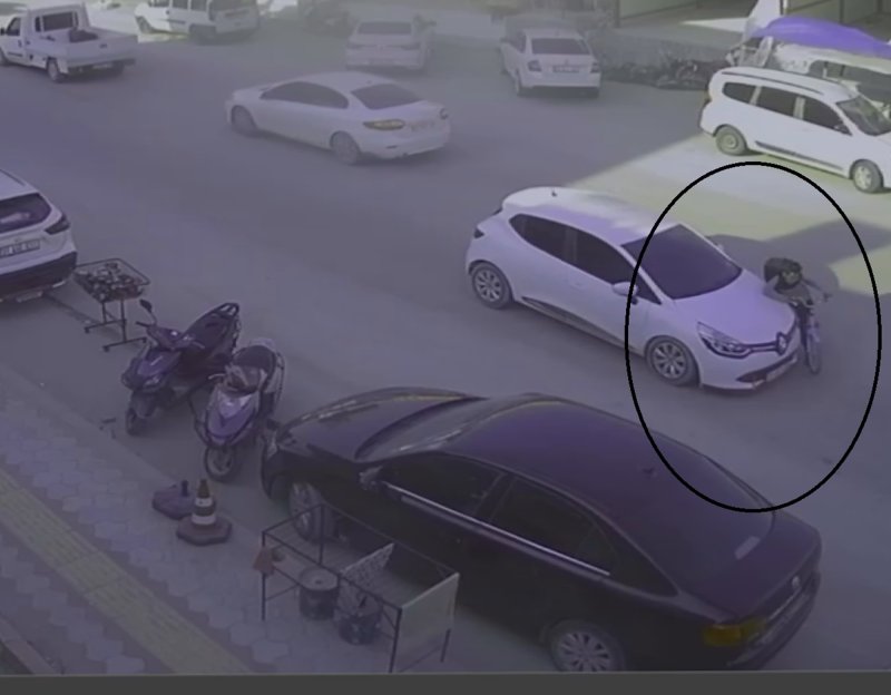 Karşıya geçmek isteyen bisikletli çocuğa otomobilin çarptığı kaza kamerada