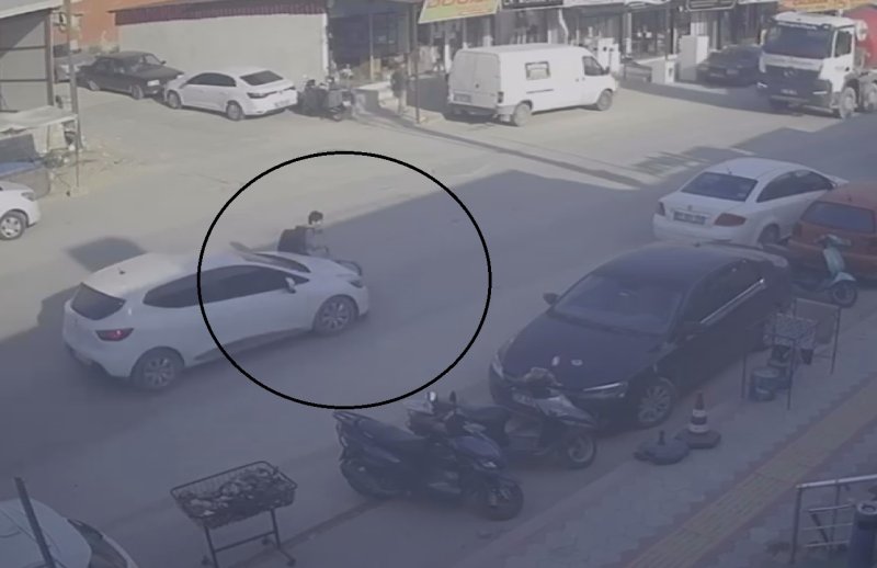 Karşıya geçmek isteyen bisikletli çocuğa otomobilin çarptığı kaza kamerada