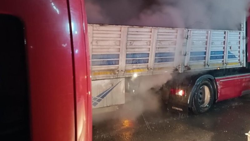 Sıcak demir yüklü tırda yangın