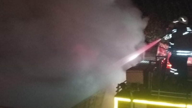 Sıcak demir yüklü tırda yangın