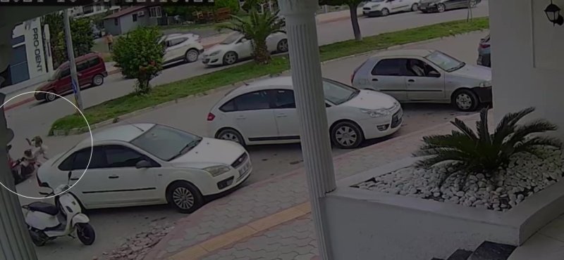 Anne ve oğlunun yaralandığı kaza kamerada