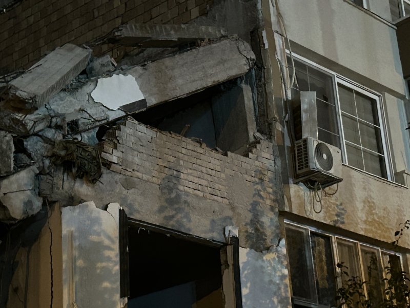 Hasarlı binanın yıkımı esnasında üzerine duvar devrilen başka bir bina zarar gördü