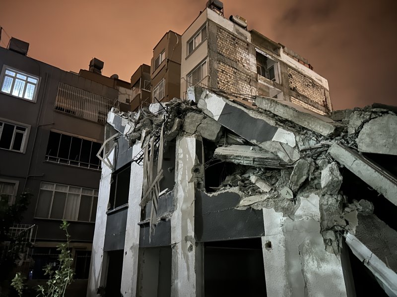 Hasarlı binanın yıkımı esnasında üzerine duvar devrilen başka bir bina zarar gördü