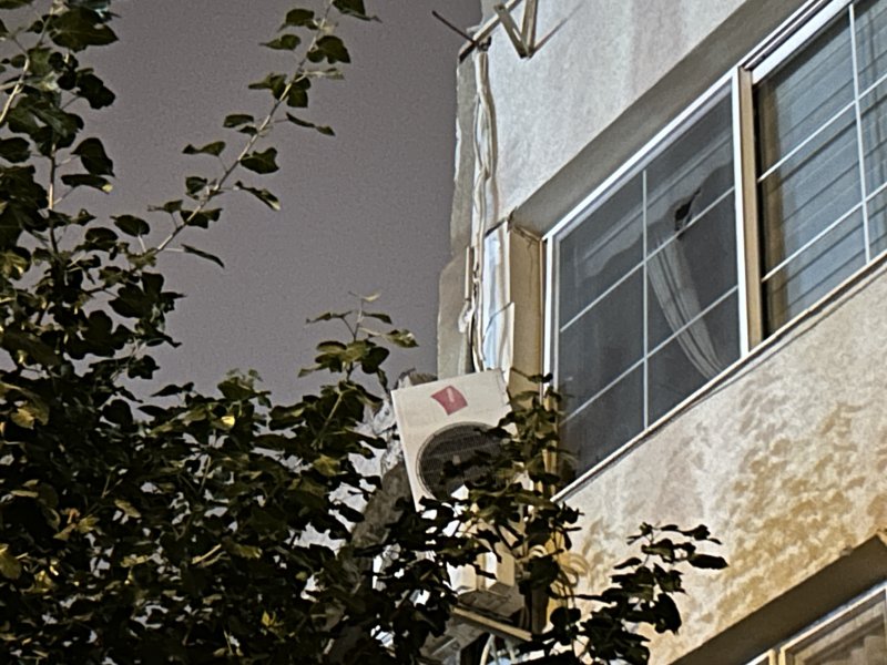 Hasarlı binanın yıkımı esnasında üzerine duvar devrilen başka bir bina zarar gördü