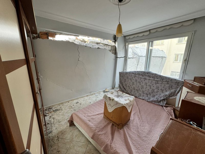 Hasarlı binanın yıkımı esnasında üzerine duvar devrilen başka bir bina zarar gördü