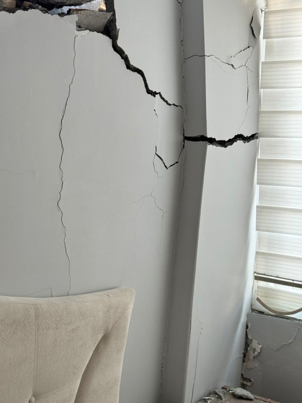 Hasarlı binanın yıkımı esnasında üzerine duvar devrilen başka bir bina zarar gördü