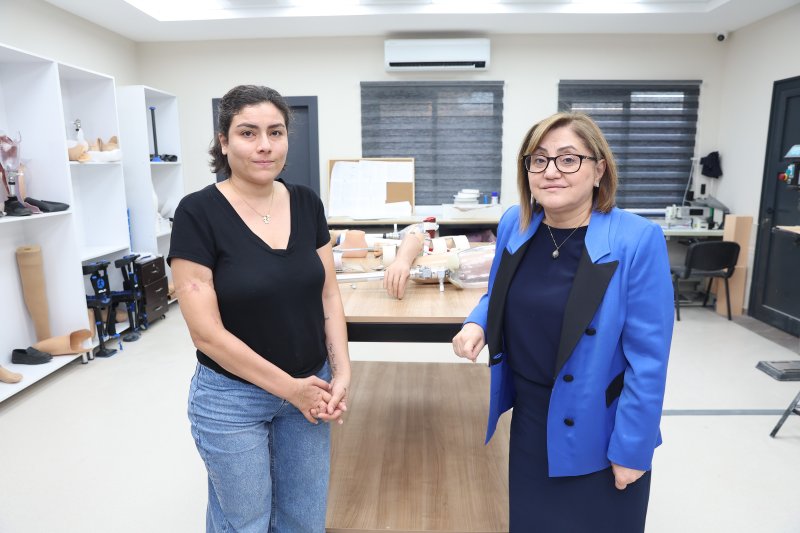 Dolandırılan depremzede Senem için Gaziantep'te yeni protez çalışmaları başladı - Depremzede Senem Ece'ye Başkan Fatma Şahin sahip çıktı - Sıfır fiyatına ikinci el protez satılan Senem Ece'ye yeni protezi Gaziantep Büyükşehir Belediyesi yapacak (Fotoğraflı) Fatma Altınbaş-Said Vakkas Yağcı GAZİANTEP (İHA) - Hatay'da 650 bin liraya ikinci el protez bacak satılarak dolandırılan depremzede Senem Ece Mazı'ya Gaziantep Büyükşehir Belediye Başkanı Fatma Şahin sahip çıktı. Gaziantep'e gelerek Şahin ile buluşan mağdur Senem Ece Mazı için Ortez-Protez Merkezi'nde yeni protez çalışmaları başladı. Senem Ece'nin yeni protezine 10 gün içerisinde kavuşacağı öğrenildi. Kahramanmaraş merkezli depreme Hatay'ın İskenderun ilçesinde yakalanan Senem Ece Mazı, eşi Doğan Mazı (41), kızı Derin Mazı (5) ve kayınvalidesi Naz Mazı'yı (72) birlikte yaşadıkları evin enkazında kaybetti. Aynı binanın enkazından kendisi de 7 saat sonra kurtarılan Mazı'nın sağ ayağı ampute edildi. Hayata tutunmaya çalışırken ikinci el protezle dolandırıldı, Fatma Şahin sahip çıktı Senem Ece'nin ampute edilen bacağının yerine hayırsever bir vatandaşın desteğiyle 650 bin TL'ye protez bacak takıldı ancak protezin ikinci el olduğu ortaya çıktı. Ece Mazı'nın mağduriyetinin basına yansıması sonrası durumu öğrenen Gaziantep Büyükşehir Belediye Başkanı Fatma Şahin, Büyükşehir Belediyesi Buğday Tanesi Ortez-Protez Merkezi'nde Mazı için yeni bir protez yapılması talimatını vererek, Gaziantep'e davet etti. Senem Ece Mazı ile Başkan Şahin buluştu, yeni protez için çalışmalar başladı Hatay'ın Arsuz ilçesinden kızıyla beraber Gaziantep'e getirilen Senem Ece Mazı, Ortez-Protez Merkezi'nde Başkan Fatma Şahin ile bir araya geldi. Depremeze vatandaşlar için ücretsiz hizmet veren merkezde Senem Ece Mazı ve kızını ağırlayan Başkan Şahin, vicdanları sızlatan dolandırıcılık olayına karşı sessiz kalmayarak mağduriyetin en kısa sürede giderileceğini söyledi. Senem Ece Mazı'ya yapılacak tam donanımlı yeni protez için uzman teknikerler vücut yapısı, kilosu gibi teknik ölçümleri tamamladı. Yapımına başlanan protez için 1 hafta içerisinde deneme soketiyle 2-3 saatlik yürüyüşle denemeler yapılacak. Rahatsız edici durumlar analiz edilerek giderilecek, 10 gün içerisinde yeni protezler takılacak. “Merkez sadece bu şehre değil, bütün bölgeye hizmet ediyor” Buluşma sonrası açıklamada bulunan Büyükşehir Belediye Başkanı Fatma Şahin, merkez hakkında bilgi verdi. Şahin, deprem sonrasında birçok vatandaşın mağduriyet yaşadığını belirterek, “Büyükşehir Belediyemizin 10 yıldır engelli dostu çalışmaları, Engelsiz Yaşam Merkezi ile bir tesisleşme süreci ve yetişmiş insan gücü vardı. Bir yerel yönetim Türkiye Yüzyılı'nda bu konuda bir iş yapacaksa buna en uygun altyapı, altından kalkacak şehir burası. 4 üniversitesi olan şehirde bilgi ve bilimsel altyapıyı hocalarımızdan aldık. Teori ve pratiği birleştirdik. Uygulama ve neticelendirme noktasında çok büyük bir destek aldık. Deprem sonrasında birçok canımızı kaybettik, birçok kardeşimiz engelli oldu. Bu yeni engellilerimizin önünden engelleri kaldırmak hedefimizdi. Mali olarak durumunuz iyi olsa bile nereye ulaşacağınızı, başvuracağınızı bilemiyorsunuz. Bazen bu imkanlara ulaşmak mümkün değil. Mali olarak çok büyük yükler oluşuyor. Tam da bu sosyal politikaya ihtiyaç duyulan dönemde bu merkezi açtık. Bu merkezin açılmasında emeği geçen herkese teşekkür ediyorum. Merkez sadece bu şehre değil, bütün bölgeye hizmet ediyor” dedi. “Ece kardeşimize ne lazımsa halledeceğiz” Şahin açıklamasının devamında tesisin büyük bir memnuniyet oluşturduğunu, içerisinde alanında ihtisaslaşmış, uzman kişilerin çalıştığını aktararak, “Bu iş severek yapılması gereken, sorumluluk isteyen bir iş. Uzmanlaşma gerektiriyor. Bu sistemi kurduktan sonra Ece kardeşimizin yaşadığı sorunu duyduk. İnanılır gibi değil. İnsani değerleri, azıcık vicdanı olan kişilerin yapmaması gereken şeylerin nasıl yaşandığını görüyoruz. Hızlıca Ece kardeşimize ulaştık. Bundan sonraki süreçte yardımcı olmaya devam edeceğiz. Biz sadece Ece için değil, bütün Eceler için yapıyoruz. Bu konuda bize düşen ne varsa sizin emrinizdeyiz dedik. Hatay Arsuz'dan bugün getirdik Ece'yi. Buradaki hocamız teknik ve bilimsel olarak bakacak. Ece kardeşimize ne lazımsa halledeceğiz. Bundan önceki süreçte yaşananların bir daha yaşanmaması için bilinmesi gerekenler var. Çünkü bu durumlar maalesef bitmeyecek. İyilerin kazandığı bir dünya için bu tür insanlarla da, kötülerle hukuki mücadelemizi yapmak durumundayız. Ece'nin bütün temel ihtiyaçlarını karşılayacağı bir yolculuğa çıkıyoruz” şeklinde konuştu. “Ben bu kadar hızlı hareket edileceğini beklemiyordum” Senem Ece Mazı ise Arsuz'dan geldiklerinden itibaren çok iyi ağırlandıklarını aktararak, “Her şey için Başkan Fatma Şahin'e teşekkür ediyorum. Burası çok güzel. Daha önce gittiğim yerde böyle bir yer yoktu. Burada her oda ayrı ayrı alanlara bölünmüş, dizilmiş. Her noktada bilgili görevliler var, danışabiliyoruz. çok güzel, diğer yerlerin hiçbirine benzemiyor. Böyle bir yer beklemiyordum açıkçası. Ben bu kadar hızlı hareket edileceğini beklemiyordum. Oturmuş bir sistem var burada. Direkt ilgili birime ulaştım” diye konuştu.