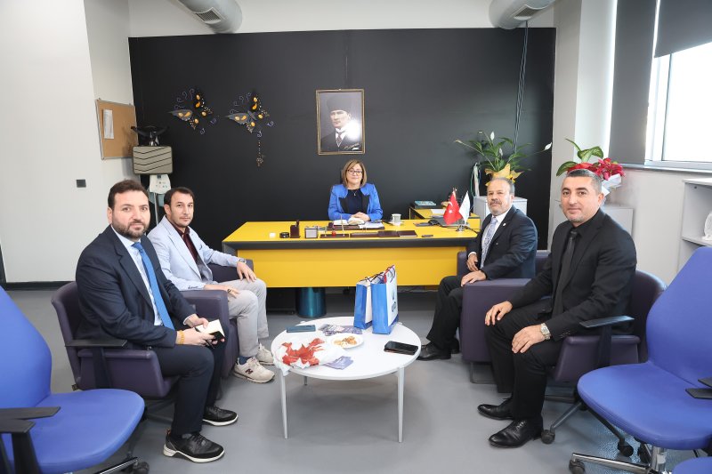 Dolandırılan depremzede Senem için Gaziantep'te yeni protez çalışmaları başladı - Depremzede Senem Ece'ye Başkan Fatma Şahin sahip çıktı - Sıfır fiyatına ikinci el protez satılan Senem Ece'ye yeni protezi Gaziantep Büyükşehir Belediyesi yapacak (Fotoğraflı) Fatma Altınbaş-Said Vakkas Yağcı GAZİANTEP (İHA) - Hatay'da 650 bin liraya ikinci el protez bacak satılarak dolandırılan depremzede Senem Ece Mazı'ya Gaziantep Büyükşehir Belediye Başkanı Fatma Şahin sahip çıktı. Gaziantep'e gelerek Şahin ile buluşan mağdur Senem Ece Mazı için Ortez-Protez Merkezi'nde yeni protez çalışmaları başladı. Senem Ece'nin yeni protezine 10 gün içerisinde kavuşacağı öğrenildi. Kahramanmaraş merkezli depreme Hatay'ın İskenderun ilçesinde yakalanan Senem Ece Mazı, eşi Doğan Mazı (41), kızı Derin Mazı (5) ve kayınvalidesi Naz Mazı'yı (72) birlikte yaşadıkları evin enkazında kaybetti. Aynı binanın enkazından kendisi de 7 saat sonra kurtarılan Mazı'nın sağ ayağı ampute edildi. Hayata tutunmaya çalışırken ikinci el protezle dolandırıldı, Fatma Şahin sahip çıktı Senem Ece'nin ampute edilen bacağının yerine hayırsever bir vatandaşın desteğiyle 650 bin TL'ye protez bacak takıldı ancak protezin ikinci el olduğu ortaya çıktı. Ece Mazı'nın mağduriyetinin basına yansıması sonrası durumu öğrenen Gaziantep Büyükşehir Belediye Başkanı Fatma Şahin, Büyükşehir Belediyesi Buğday Tanesi Ortez-Protez Merkezi'nde Mazı için yeni bir protez yapılması talimatını vererek, Gaziantep'e davet etti. Senem Ece Mazı ile Başkan Şahin buluştu, yeni protez için çalışmalar başladı Hatay'ın Arsuz ilçesinden kızıyla beraber Gaziantep'e getirilen Senem Ece Mazı, Ortez-Protez Merkezi'nde Başkan Fatma Şahin ile bir araya geldi. Depremeze vatandaşlar için ücretsiz hizmet veren merkezde Senem Ece Mazı ve kızını ağırlayan Başkan Şahin, vicdanları sızlatan dolandırıcılık olayına karşı sessiz kalmayarak mağduriyetin en kısa sürede giderileceğini söyledi. Senem Ece Mazı'ya yapılacak tam donanımlı yeni protez için uzman teknikerler vücut yapısı, kilosu gibi teknik ölçümleri tamamladı. Yapımına başlanan protez için 1 hafta içerisinde deneme soketiyle 2-3 saatlik yürüyüşle denemeler yapılacak. Rahatsız edici durumlar analiz edilerek giderilecek, 10 gün içerisinde yeni protezler takılacak. “Merkez sadece bu şehre değil, bütün bölgeye hizmet ediyor” Buluşma sonrası açıklamada bulunan Büyükşehir Belediye Başkanı Fatma Şahin, merkez hakkında bilgi verdi. Şahin, deprem sonrasında birçok vatandaşın mağduriyet yaşadığını belirterek, “Büyükşehir Belediyemizin 10 yıldır engelli dostu çalışmaları, Engelsiz Yaşam Merkezi ile bir tesisleşme süreci ve yetişmiş insan gücü vardı. Bir yerel yönetim Türkiye Yüzyılı'nda bu konuda bir iş yapacaksa buna en uygun altyapı, altından kalkacak şehir burası. 4 üniversitesi olan şehirde bilgi ve bilimsel altyapıyı hocalarımızdan aldık. Teori ve pratiği birleştirdik. Uygulama ve neticelendirme noktasında çok büyük bir destek aldık. Deprem sonrasında birçok canımızı kaybettik, birçok kardeşimiz engelli oldu. Bu yeni engellilerimizin önünden engelleri kaldırmak hedefimizdi. Mali olarak durumunuz iyi olsa bile nereye ulaşacağınızı, başvuracağınızı bilemiyorsunuz. Bazen bu imkanlara ulaşmak mümkün değil. Mali olarak çok büyük yükler oluşuyor. Tam da bu sosyal politikaya ihtiyaç duyulan dönemde bu merkezi açtık. Bu merkezin açılmasında emeği geçen herkese teşekkür ediyorum. Merkez sadece bu şehre değil, bütün bölgeye hizmet ediyor” dedi. “Ece kardeşimize ne lazımsa halledeceğiz” Şahin açıklamasının devamında tesisin büyük bir memnuniyet oluşturduğunu, içerisinde alanında ihtisaslaşmış, uzman kişilerin çalıştığını aktararak, “Bu iş severek yapılması gereken, sorumluluk isteyen bir iş. Uzmanlaşma gerektiriyor. Bu sistemi kurduktan sonra Ece kardeşimizin yaşadığı sorunu duyduk. İnanılır gibi değil. İnsani değerleri, azıcık vicdanı olan kişilerin yapmaması gereken şeylerin nasıl yaşandığını görüyoruz. Hızlıca Ece kardeşimize ulaştık. Bundan sonraki süreçte yardımcı olmaya devam edeceğiz. Biz sadece Ece için değil, bütün Eceler için yapıyoruz. Bu konuda bize düşen ne varsa sizin emrinizdeyiz dedik. Hatay Arsuz'dan bugün getirdik Ece'yi. Buradaki hocamız teknik ve bilimsel olarak bakacak. Ece kardeşimize ne lazımsa halledeceğiz. Bundan önceki süreçte yaşananların bir daha yaşanmaması için bilinmesi gerekenler var. Çünkü bu durumlar maalesef bitmeyecek. İyilerin kazandığı bir dünya için bu tür insanlarla da, kötülerle hukuki mücadelemizi yapmak durumundayız. Ece'nin bütün temel ihtiyaçlarını karşılayacağı bir yolculuğa çıkıyoruz” şeklinde konuştu. “Ben bu kadar hızlı hareket edileceğini beklemiyordum” Senem Ece Mazı ise Arsuz'dan geldiklerinden itibaren çok iyi ağırlandıklarını aktararak, “Her şey için Başkan Fatma Şahin'e teşekkür ediyorum. Burası çok güzel. Daha önce gittiğim yerde böyle bir yer yoktu. Burada her oda ayrı ayrı alanlara bölünmüş, dizilmiş. Her noktada bilgili görevliler var, danışabiliyoruz. çok güzel, diğer yerlerin hiçbirine benzemiyor. Böyle bir yer beklemiyordum açıkçası. Ben bu kadar hızlı hareket edileceğini beklemiyordum. Oturmuş bir sistem var burada. Direkt ilgili birime ulaştım” diye konuştu.