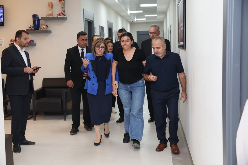 Dolandırılan depremzede Senem için Gaziantep'te yeni protez çalışmaları başladı - Depremzede Senem Ece'ye Başkan Fatma Şahin sahip çıktı - Sıfır fiyatına ikinci el protez satılan Senem Ece'ye yeni protezi Gaziantep Büyükşehir Belediyesi yapacak (Fotoğraflı) Fatma Altınbaş-Said Vakkas Yağcı GAZİANTEP (İHA) - Hatay'da 650 bin liraya ikinci el protez bacak satılarak dolandırılan depremzede Senem Ece Mazı'ya Gaziantep Büyükşehir Belediye Başkanı Fatma Şahin sahip çıktı. Gaziantep'e gelerek Şahin ile buluşan mağdur Senem Ece Mazı için Ortez-Protez Merkezi'nde yeni protez çalışmaları başladı. Senem Ece'nin yeni protezine 10 gün içerisinde kavuşacağı öğrenildi. Kahramanmaraş merkezli depreme Hatay'ın İskenderun ilçesinde yakalanan Senem Ece Mazı, eşi Doğan Mazı (41), kızı Derin Mazı (5) ve kayınvalidesi Naz Mazı'yı (72) birlikte yaşadıkları evin enkazında kaybetti. Aynı binanın enkazından kendisi de 7 saat sonra kurtarılan Mazı'nın sağ ayağı ampute edildi. Hayata tutunmaya çalışırken ikinci el protezle dolandırıldı, Fatma Şahin sahip çıktı Senem Ece'nin ampute edilen bacağının yerine hayırsever bir vatandaşın desteğiyle 650 bin TL'ye protez bacak takıldı ancak protezin ikinci el olduğu ortaya çıktı. Ece Mazı'nın mağduriyetinin basına yansıması sonrası durumu öğrenen Gaziantep Büyükşehir Belediye Başkanı Fatma Şahin, Büyükşehir Belediyesi Buğday Tanesi Ortez-Protez Merkezi'nde Mazı için yeni bir protez yapılması talimatını vererek, Gaziantep'e davet etti. Senem Ece Mazı ile Başkan Şahin buluştu, yeni protez için çalışmalar başladı Hatay'ın Arsuz ilçesinden kızıyla beraber Gaziantep'e getirilen Senem Ece Mazı, Ortez-Protez Merkezi'nde Başkan Fatma Şahin ile bir araya geldi. Depremeze vatandaşlar için ücretsiz hizmet veren merkezde Senem Ece Mazı ve kızını ağırlayan Başkan Şahin, vicdanları sızlatan dolandırıcılık olayına karşı sessiz kalmayarak mağduriyetin en kısa sürede giderileceğini söyledi. Senem Ece Mazı'ya yapılacak tam donanımlı yeni protez için uzman teknikerler vücut yapısı, kilosu gibi teknik ölçümleri tamamladı. Yapımına başlanan protez için 1 hafta içerisinde deneme soketiyle 2-3 saatlik yürüyüşle denemeler yapılacak. Rahatsız edici durumlar analiz edilerek giderilecek, 10 gün içerisinde yeni protezler takılacak. “Merkez sadece bu şehre değil, bütün bölgeye hizmet ediyor” Buluşma sonrası açıklamada bulunan Büyükşehir Belediye Başkanı Fatma Şahin, merkez hakkında bilgi verdi. Şahin, deprem sonrasında birçok vatandaşın mağduriyet yaşadığını belirterek, “Büyükşehir Belediyemizin 10 yıldır engelli dostu çalışmaları, Engelsiz Yaşam Merkezi ile bir tesisleşme süreci ve yetişmiş insan gücü vardı. Bir yerel yönetim Türkiye Yüzyılı'nda bu konuda bir iş yapacaksa buna en uygun altyapı, altından kalkacak şehir burası. 4 üniversitesi olan şehirde bilgi ve bilimsel altyapıyı hocalarımızdan aldık. Teori ve pratiği birleştirdik. Uygulama ve neticelendirme noktasında çok büyük bir destek aldık. Deprem sonrasında birçok canımızı kaybettik, birçok kardeşimiz engelli oldu. Bu yeni engellilerimizin önünden engelleri kaldırmak hedefimizdi. Mali olarak durumunuz iyi olsa bile nereye ulaşacağınızı, başvuracağınızı bilemiyorsunuz. Bazen bu imkanlara ulaşmak mümkün değil. Mali olarak çok büyük yükler oluşuyor. Tam da bu sosyal politikaya ihtiyaç duyulan dönemde bu merkezi açtık. Bu merkezin açılmasında emeği geçen herkese teşekkür ediyorum. Merkez sadece bu şehre değil, bütün bölgeye hizmet ediyor” dedi. “Ece kardeşimize ne lazımsa halledeceğiz” Şahin açıklamasının devamında tesisin büyük bir memnuniyet oluşturduğunu, içerisinde alanında ihtisaslaşmış, uzman kişilerin çalıştığını aktararak, “Bu iş severek yapılması gereken, sorumluluk isteyen bir iş. Uzmanlaşma gerektiriyor. Bu sistemi kurduktan sonra Ece kardeşimizin yaşadığı sorunu duyduk. İnanılır gibi değil. İnsani değerleri, azıcık vicdanı olan kişilerin yapmaması gereken şeylerin nasıl yaşandığını görüyoruz. Hızlıca Ece kardeşimize ulaştık. Bundan sonraki süreçte yardımcı olmaya devam edeceğiz. Biz sadece Ece için değil, bütün Eceler için yapıyoruz. Bu konuda bize düşen ne varsa sizin emrinizdeyiz dedik. Hatay Arsuz'dan bugün getirdik Ece'yi. Buradaki hocamız teknik ve bilimsel olarak bakacak. Ece kardeşimize ne lazımsa halledeceğiz. Bundan önceki süreçte yaşananların bir daha yaşanmaması için bilinmesi gerekenler var. Çünkü bu durumlar maalesef bitmeyecek. İyilerin kazandığı bir dünya için bu tür insanlarla da, kötülerle hukuki mücadelemizi yapmak durumundayız. Ece'nin bütün temel ihtiyaçlarını karşılayacağı bir yolculuğa çıkıyoruz” şeklinde konuştu. “Ben bu kadar hızlı hareket edileceğini beklemiyordum” Senem Ece Mazı ise Arsuz'dan geldiklerinden itibaren çok iyi ağırlandıklarını aktararak, “Her şey için Başkan Fatma Şahin'e teşekkür ediyorum. Burası çok güzel. Daha önce gittiğim yerde böyle bir yer yoktu. Burada her oda ayrı ayrı alanlara bölünmüş, dizilmiş. Her noktada bilgili görevliler var, danışabiliyoruz. çok güzel, diğer yerlerin hiçbirine benzemiyor. Böyle bir yer beklemiyordum açıkçası. Ben bu kadar hızlı hareket edileceğini beklemiyordum. Oturmuş bir sistem var burada. Direkt ilgili birime ulaştım” diye konuştu.