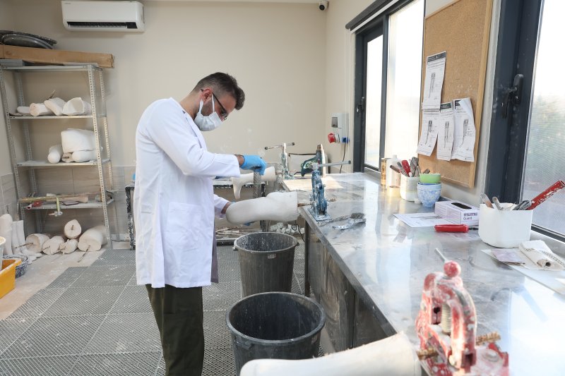 Dolandırılan depremzede Senem için Gaziantep'te yeni protez çalışmaları başladı - Depremzede Senem Ece'ye Başkan Fatma Şahin sahip çıktı - Sıfır fiyatına ikinci el protez satılan Senem Ece'ye yeni protezi Gaziantep Büyükşehir Belediyesi yapacak (Fotoğraflı) Fatma Altınbaş-Said Vakkas Yağcı GAZİANTEP (İHA) - Hatay'da 650 bin liraya ikinci el protez bacak satılarak dolandırılan depremzede Senem Ece Mazı'ya Gaziantep Büyükşehir Belediye Başkanı Fatma Şahin sahip çıktı. Gaziantep'e gelerek Şahin ile buluşan mağdur Senem Ece Mazı için Ortez-Protez Merkezi'nde yeni protez çalışmaları başladı. Senem Ece'nin yeni protezine 10 gün içerisinde kavuşacağı öğrenildi. Kahramanmaraş merkezli depreme Hatay'ın İskenderun ilçesinde yakalanan Senem Ece Mazı, eşi Doğan Mazı (41), kızı Derin Mazı (5) ve kayınvalidesi Naz Mazı'yı (72) birlikte yaşadıkları evin enkazında kaybetti. Aynı binanın enkazından kendisi de 7 saat sonra kurtarılan Mazı'nın sağ ayağı ampute edildi. Hayata tutunmaya çalışırken ikinci el protezle dolandırıldı, Fatma Şahin sahip çıktı Senem Ece'nin ampute edilen bacağının yerine hayırsever bir vatandaşın desteğiyle 650 bin TL'ye protez bacak takıldı ancak protezin ikinci el olduğu ortaya çıktı. Ece Mazı'nın mağduriyetinin basına yansıması sonrası durumu öğrenen Gaziantep Büyükşehir Belediye Başkanı Fatma Şahin, Büyükşehir Belediyesi Buğday Tanesi Ortez-Protez Merkezi'nde Mazı için yeni bir protez yapılması talimatını vererek, Gaziantep'e davet etti. Senem Ece Mazı ile Başkan Şahin buluştu, yeni protez için çalışmalar başladı Hatay'ın Arsuz ilçesinden kızıyla beraber Gaziantep'e getirilen Senem Ece Mazı, Ortez-Protez Merkezi'nde Başkan Fatma Şahin ile bir araya geldi. Depremeze vatandaşlar için ücretsiz hizmet veren merkezde Senem Ece Mazı ve kızını ağırlayan Başkan Şahin, vicdanları sızlatan dolandırıcılık olayına karşı sessiz kalmayarak mağduriyetin en kısa sürede giderileceğini söyledi. Senem Ece Mazı'ya yapılacak tam donanımlı yeni protez için uzman teknikerler vücut yapısı, kilosu gibi teknik ölçümleri tamamladı. Yapımına başlanan protez için 1 hafta içerisinde deneme soketiyle 2-3 saatlik yürüyüşle denemeler yapılacak. Rahatsız edici durumlar analiz edilerek giderilecek, 10 gün içerisinde yeni protezler takılacak. “Merkez sadece bu şehre değil, bütün bölgeye hizmet ediyor” Buluşma sonrası açıklamada bulunan Büyükşehir Belediye Başkanı Fatma Şahin, merkez hakkında bilgi verdi. Şahin, deprem sonrasında birçok vatandaşın mağduriyet yaşadığını belirterek, “Büyükşehir Belediyemizin 10 yıldır engelli dostu çalışmaları, Engelsiz Yaşam Merkezi ile bir tesisleşme süreci ve yetişmiş insan gücü vardı. Bir yerel yönetim Türkiye Yüzyılı'nda bu konuda bir iş yapacaksa buna en uygun altyapı, altından kalkacak şehir burası. 4 üniversitesi olan şehirde bilgi ve bilimsel altyapıyı hocalarımızdan aldık. Teori ve pratiği birleştirdik. Uygulama ve neticelendirme noktasında çok büyük bir destek aldık. Deprem sonrasında birçok canımızı kaybettik, birçok kardeşimiz engelli oldu. Bu yeni engellilerimizin önünden engelleri kaldırmak hedefimizdi. Mali olarak durumunuz iyi olsa bile nereye ulaşacağınızı, başvuracağınızı bilemiyorsunuz. Bazen bu imkanlara ulaşmak mümkün değil. Mali olarak çok büyük yükler oluşuyor. Tam da bu sosyal politikaya ihtiyaç duyulan dönemde bu merkezi açtık. Bu merkezin açılmasında emeği geçen herkese teşekkür ediyorum. Merkez sadece bu şehre değil, bütün bölgeye hizmet ediyor” dedi. “Ece kardeşimize ne lazımsa halledeceğiz” Şahin açıklamasının devamında tesisin büyük bir memnuniyet oluşturduğunu, içerisinde alanında ihtisaslaşmış, uzman kişilerin çalıştığını aktararak, “Bu iş severek yapılması gereken, sorumluluk isteyen bir iş. Uzmanlaşma gerektiriyor. Bu sistemi kurduktan sonra Ece kardeşimizin yaşadığı sorunu duyduk. İnanılır gibi değil. İnsani değerleri, azıcık vicdanı olan kişilerin yapmaması gereken şeylerin nasıl yaşandığını görüyoruz. Hızlıca Ece kardeşimize ulaştık. Bundan sonraki süreçte yardımcı olmaya devam edeceğiz. Biz sadece Ece için değil, bütün Eceler için yapıyoruz. Bu konuda bize düşen ne varsa sizin emrinizdeyiz dedik. Hatay Arsuz'dan bugün getirdik Ece'yi. Buradaki hocamız teknik ve bilimsel olarak bakacak. Ece kardeşimize ne lazımsa halledeceğiz. Bundan önceki süreçte yaşananların bir daha yaşanmaması için bilinmesi gerekenler var. Çünkü bu durumlar maalesef bitmeyecek. İyilerin kazandığı bir dünya için bu tür insanlarla da, kötülerle hukuki mücadelemizi yapmak durumundayız. Ece'nin bütün temel ihtiyaçlarını karşılayacağı bir yolculuğa çıkıyoruz” şeklinde konuştu. “Ben bu kadar hızlı hareket edileceğini beklemiyordum” Senem Ece Mazı ise Arsuz'dan geldiklerinden itibaren çok iyi ağırlandıklarını aktararak, “Her şey için Başkan Fatma Şahin'e teşekkür ediyorum. Burası çok güzel. Daha önce gittiğim yerde böyle bir yer yoktu. Burada her oda ayrı ayrı alanlara bölünmüş, dizilmiş. Her noktada bilgili görevliler var, danışabiliyoruz. çok güzel, diğer yerlerin hiçbirine benzemiyor. Böyle bir yer beklemiyordum açıkçası. Ben bu kadar hızlı hareket edileceğini beklemiyordum. Oturmuş bir sistem var burada. Direkt ilgili birime ulaştım” diye konuştu.