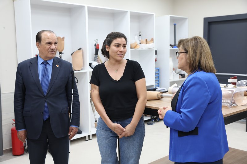 Dolandırılan depremzede Senem için Gaziantep'te yeni protez çalışmaları başladı - Depremzede Senem Ece'ye Başkan Fatma Şahin sahip çıktı - Sıfır fiyatına ikinci el protez satılan Senem Ece'ye yeni protezi Gaziantep Büyükşehir Belediyesi yapacak (Fotoğraflı) Fatma Altınbaş-Said Vakkas Yağcı GAZİANTEP (İHA) - Hatay'da 650 bin liraya ikinci el protez bacak satılarak dolandırılan depremzede Senem Ece Mazı'ya Gaziantep Büyükşehir Belediye Başkanı Fatma Şahin sahip çıktı. Gaziantep'e gelerek Şahin ile buluşan mağdur Senem Ece Mazı için Ortez-Protez Merkezi'nde yeni protez çalışmaları başladı. Senem Ece'nin yeni protezine 10 gün içerisinde kavuşacağı öğrenildi. Kahramanmaraş merkezli depreme Hatay'ın İskenderun ilçesinde yakalanan Senem Ece Mazı, eşi Doğan Mazı (41), kızı Derin Mazı (5) ve kayınvalidesi Naz Mazı'yı (72) birlikte yaşadıkları evin enkazında kaybetti. Aynı binanın enkazından kendisi de 7 saat sonra kurtarılan Mazı'nın sağ ayağı ampute edildi. Hayata tutunmaya çalışırken ikinci el protezle dolandırıldı, Fatma Şahin sahip çıktı Senem Ece'nin ampute edilen bacağının yerine hayırsever bir vatandaşın desteğiyle 650 bin TL'ye protez bacak takıldı ancak protezin ikinci el olduğu ortaya çıktı. Ece Mazı'nın mağduriyetinin basına yansıması sonrası durumu öğrenen Gaziantep Büyükşehir Belediye Başkanı Fatma Şahin, Büyükşehir Belediyesi Buğday Tanesi Ortez-Protez Merkezi'nde Mazı için yeni bir protez yapılması talimatını vererek, Gaziantep'e davet etti. Senem Ece Mazı ile Başkan Şahin buluştu, yeni protez için çalışmalar başladı Hatay'ın Arsuz ilçesinden kızıyla beraber Gaziantep'e getirilen Senem Ece Mazı, Ortez-Protez Merkezi'nde Başkan Fatma Şahin ile bir araya geldi. Depremeze vatandaşlar için ücretsiz hizmet veren merkezde Senem Ece Mazı ve kızını ağırlayan Başkan Şahin, vicdanları sızlatan dolandırıcılık olayına karşı sessiz kalmayarak mağduriyetin en kısa sürede giderileceğini söyledi. Senem Ece Mazı'ya yapılacak tam donanımlı yeni protez için uzman teknikerler vücut yapısı, kilosu gibi teknik ölçümleri tamamladı. Yapımına başlanan protez için 1 hafta içerisinde deneme soketiyle 2-3 saatlik yürüyüşle denemeler yapılacak. Rahatsız edici durumlar analiz edilerek giderilecek, 10 gün içerisinde yeni protezler takılacak. “Merkez sadece bu şehre değil, bütün bölgeye hizmet ediyor” Buluşma sonrası açıklamada bulunan Büyükşehir Belediye Başkanı Fatma Şahin, merkez hakkında bilgi verdi. Şahin, deprem sonrasında birçok vatandaşın mağduriyet yaşadığını belirterek, “Büyükşehir Belediyemizin 10 yıldır engelli dostu çalışmaları, Engelsiz Yaşam Merkezi ile bir tesisleşme süreci ve yetişmiş insan gücü vardı. Bir yerel yönetim Türkiye Yüzyılı'nda bu konuda bir iş yapacaksa buna en uygun altyapı, altından kalkacak şehir burası. 4 üniversitesi olan şehirde bilgi ve bilimsel altyapıyı hocalarımızdan aldık. Teori ve pratiği birleştirdik. Uygulama ve neticelendirme noktasında çok büyük bir destek aldık. Deprem sonrasında birçok canımızı kaybettik, birçok kardeşimiz engelli oldu. Bu yeni engellilerimizin önünden engelleri kaldırmak hedefimizdi. Mali olarak durumunuz iyi olsa bile nereye ulaşacağınızı, başvuracağınızı bilemiyorsunuz. Bazen bu imkanlara ulaşmak mümkün değil. Mali olarak çok büyük yükler oluşuyor. Tam da bu sosyal politikaya ihtiyaç duyulan dönemde bu merkezi açtık. Bu merkezin açılmasında emeği geçen herkese teşekkür ediyorum. Merkez sadece bu şehre değil, bütün bölgeye hizmet ediyor” dedi. “Ece kardeşimize ne lazımsa halledeceğiz” Şahin açıklamasının devamında tesisin büyük bir memnuniyet oluşturduğunu, içerisinde alanında ihtisaslaşmış, uzman kişilerin çalıştığını aktararak, “Bu iş severek yapılması gereken, sorumluluk isteyen bir iş. Uzmanlaşma gerektiriyor. Bu sistemi kurduktan sonra Ece kardeşimizin yaşadığı sorunu duyduk. İnanılır gibi değil. İnsani değerleri, azıcık vicdanı olan kişilerin yapmaması gereken şeylerin nasıl yaşandığını görüyoruz. Hızlıca Ece kardeşimize ulaştık. Bundan sonraki süreçte yardımcı olmaya devam edeceğiz. Biz sadece Ece için değil, bütün Eceler için yapıyoruz. Bu konuda bize düşen ne varsa sizin emrinizdeyiz dedik. Hatay Arsuz'dan bugün getirdik Ece'yi. Buradaki hocamız teknik ve bilimsel olarak bakacak. Ece kardeşimize ne lazımsa halledeceğiz. Bundan önceki süreçte yaşananların bir daha yaşanmaması için bilinmesi gerekenler var. Çünkü bu durumlar maalesef bitmeyecek. İyilerin kazandığı bir dünya için bu tür insanlarla da, kötülerle hukuki mücadelemizi yapmak durumundayız. Ece'nin bütün temel ihtiyaçlarını karşılayacağı bir yolculuğa çıkıyoruz” şeklinde konuştu. “Ben bu kadar hızlı hareket edileceğini beklemiyordum” Senem Ece Mazı ise Arsuz'dan geldiklerinden itibaren çok iyi ağırlandıklarını aktararak, “Her şey için Başkan Fatma Şahin'e teşekkür ediyorum. Burası çok güzel. Daha önce gittiğim yerde böyle bir yer yoktu. Burada her oda ayrı ayrı alanlara bölünmüş, dizilmiş. Her noktada bilgili görevliler var, danışabiliyoruz. çok güzel, diğer yerlerin hiçbirine benzemiyor. Böyle bir yer beklemiyordum açıkçası. Ben bu kadar hızlı hareket edileceğini beklemiyordum. Oturmuş bir sistem var burada. Direkt ilgili birime ulaştım” diye konuştu.