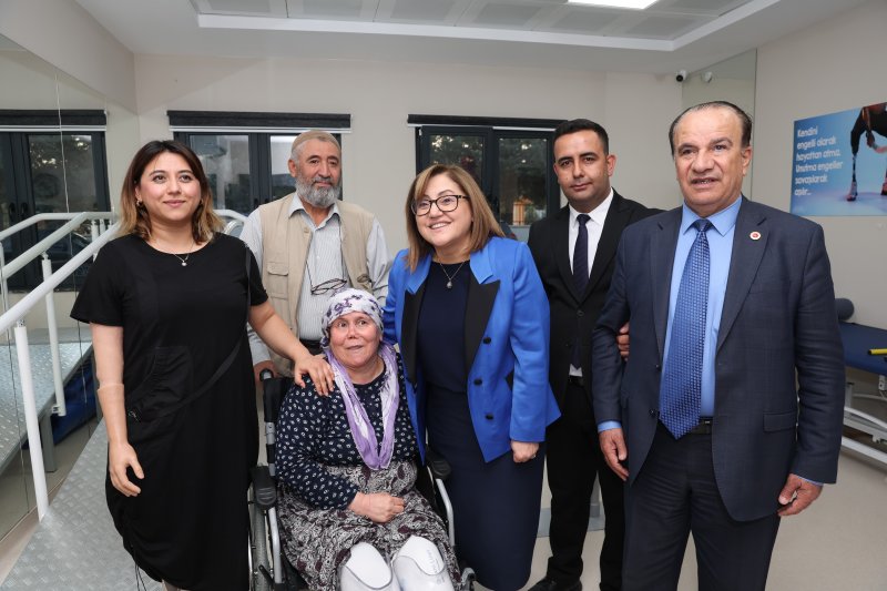 Dolandırılan depremzede Senem için Gaziantep'te yeni protez çalışmaları başladı - Depremzede Senem Ece'ye Başkan Fatma Şahin sahip çıktı - Sıfır fiyatına ikinci el protez satılan Senem Ece'ye yeni protezi Gaziantep Büyükşehir Belediyesi yapacak (Fotoğraflı) Fatma Altınbaş-Said Vakkas Yağcı GAZİANTEP (İHA) - Hatay'da 650 bin liraya ikinci el protez bacak satılarak dolandırılan depremzede Senem Ece Mazı'ya Gaziantep Büyükşehir Belediye Başkanı Fatma Şahin sahip çıktı. Gaziantep'e gelerek Şahin ile buluşan mağdur Senem Ece Mazı için Ortez-Protez Merkezi'nde yeni protez çalışmaları başladı. Senem Ece'nin yeni protezine 10 gün içerisinde kavuşacağı öğrenildi. Kahramanmaraş merkezli depreme Hatay'ın İskenderun ilçesinde yakalanan Senem Ece Mazı, eşi Doğan Mazı (41), kızı Derin Mazı (5) ve kayınvalidesi Naz Mazı'yı (72) birlikte yaşadıkları evin enkazında kaybetti. Aynı binanın enkazından kendisi de 7 saat sonra kurtarılan Mazı'nın sağ ayağı ampute edildi. Hayata tutunmaya çalışırken ikinci el protezle dolandırıldı, Fatma Şahin sahip çıktı Senem Ece'nin ampute edilen bacağının yerine hayırsever bir vatandaşın desteğiyle 650 bin TL'ye protez bacak takıldı ancak protezin ikinci el olduğu ortaya çıktı. Ece Mazı'nın mağduriyetinin basına yansıması sonrası durumu öğrenen Gaziantep Büyükşehir Belediye Başkanı Fatma Şahin, Büyükşehir Belediyesi Buğday Tanesi Ortez-Protez Merkezi'nde Mazı için yeni bir protez yapılması talimatını vererek, Gaziantep'e davet etti. Senem Ece Mazı ile Başkan Şahin buluştu, yeni protez için çalışmalar başladı Hatay'ın Arsuz ilçesinden kızıyla beraber Gaziantep'e getirilen Senem Ece Mazı, Ortez-Protez Merkezi'nde Başkan Fatma Şahin ile bir araya geldi. Depremeze vatandaşlar için ücretsiz hizmet veren merkezde Senem Ece Mazı ve kızını ağırlayan Başkan Şahin, vicdanları sızlatan dolandırıcılık olayına karşı sessiz kalmayarak mağduriyetin en kısa sürede giderileceğini söyledi. Senem Ece Mazı'ya yapılacak tam donanımlı yeni protez için uzman teknikerler vücut yapısı, kilosu gibi teknik ölçümleri tamamladı. Yapımına başlanan protez için 1 hafta içerisinde deneme soketiyle 2-3 saatlik yürüyüşle denemeler yapılacak. Rahatsız edici durumlar analiz edilerek giderilecek, 10 gün içerisinde yeni protezler takılacak. “Merkez sadece bu şehre değil, bütün bölgeye hizmet ediyor” Buluşma sonrası açıklamada bulunan Büyükşehir Belediye Başkanı Fatma Şahin, merkez hakkında bilgi verdi. Şahin, deprem sonrasında birçok vatandaşın mağduriyet yaşadığını belirterek, “Büyükşehir Belediyemizin 10 yıldır engelli dostu çalışmaları, Engelsiz Yaşam Merkezi ile bir tesisleşme süreci ve yetişmiş insan gücü vardı. Bir yerel yönetim Türkiye Yüzyılı'nda bu konuda bir iş yapacaksa buna en uygun altyapı, altından kalkacak şehir burası. 4 üniversitesi olan şehirde bilgi ve bilimsel altyapıyı hocalarımızdan aldık. Teori ve pratiği birleştirdik. Uygulama ve neticelendirme noktasında çok büyük bir destek aldık. Deprem sonrasında birçok canımızı kaybettik, birçok kardeşimiz engelli oldu. Bu yeni engellilerimizin önünden engelleri kaldırmak hedefimizdi. Mali olarak durumunuz iyi olsa bile nereye ulaşacağınızı, başvuracağınızı bilemiyorsunuz. Bazen bu imkanlara ulaşmak mümkün değil. Mali olarak çok büyük yükler oluşuyor. Tam da bu sosyal politikaya ihtiyaç duyulan dönemde bu merkezi açtık. Bu merkezin açılmasında emeği geçen herkese teşekkür ediyorum. Merkez sadece bu şehre değil, bütün bölgeye hizmet ediyor” dedi. “Ece kardeşimize ne lazımsa halledeceğiz” Şahin açıklamasının devamında tesisin büyük bir memnuniyet oluşturduğunu, içerisinde alanında ihtisaslaşmış, uzman kişilerin çalıştığını aktararak, “Bu iş severek yapılması gereken, sorumluluk isteyen bir iş. Uzmanlaşma gerektiriyor. Bu sistemi kurduktan sonra Ece kardeşimizin yaşadığı sorunu duyduk. İnanılır gibi değil. İnsani değerleri, azıcık vicdanı olan kişilerin yapmaması gereken şeylerin nasıl yaşandığını görüyoruz. Hızlıca Ece kardeşimize ulaştık. Bundan sonraki süreçte yardımcı olmaya devam edeceğiz. Biz sadece Ece için değil, bütün Eceler için yapıyoruz. Bu konuda bize düşen ne varsa sizin emrinizdeyiz dedik. Hatay Arsuz'dan bugün getirdik Ece'yi. Buradaki hocamız teknik ve bilimsel olarak bakacak. Ece kardeşimize ne lazımsa halledeceğiz. Bundan önceki süreçte yaşananların bir daha yaşanmaması için bilinmesi gerekenler var. Çünkü bu durumlar maalesef bitmeyecek. İyilerin kazandığı bir dünya için bu tür insanlarla da, kötülerle hukuki mücadelemizi yapmak durumundayız. Ece'nin bütün temel ihtiyaçlarını karşılayacağı bir yolculuğa çıkıyoruz” şeklinde konuştu. “Ben bu kadar hızlı hareket edileceğini beklemiyordum” Senem Ece Mazı ise Arsuz'dan geldiklerinden itibaren çok iyi ağırlandıklarını aktararak, “Her şey için Başkan Fatma Şahin'e teşekkür ediyorum. Burası çok güzel. Daha önce gittiğim yerde böyle bir yer yoktu. Burada her oda ayrı ayrı alanlara bölünmüş, dizilmiş. Her noktada bilgili görevliler var, danışabiliyoruz. çok güzel, diğer yerlerin hiçbirine benzemiyor. Böyle bir yer beklemiyordum açıkçası. Ben bu kadar hızlı hareket edileceğini beklemiyordum. Oturmuş bir sistem var burada. Direkt ilgili birime ulaştım” diye konuştu.