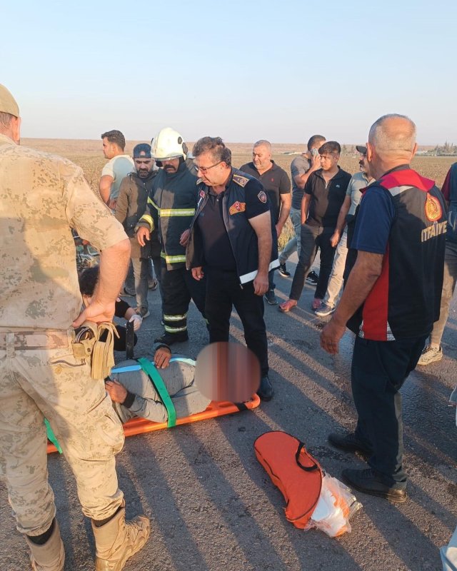 Traktörle çarpışan minibüsün sürücüsü yaralandı