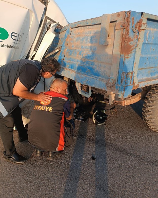 Traktörle çarpışan minibüsün sürücüsü yaralandı