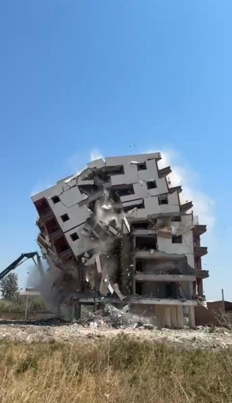 8 katlı bina iş makinesinin darbesiyle yerle bir oldu (Fotoğraflı) Ramazan İlın HATAY (İHA) - Hatay'ın Antakya ilçesinde 8 katlı binanın iş makinesinin darbesiyle kontrollü olarak yerle bir olduğu anlar kameraya yansıdı. Kahramanmaraş merkezli depremlerde ağır hasar alan Hatay'da mahkeme süreci sona eren binaların yıkım ve enkaz kaldırma çalışmaları aralıksız sürüyor. Antakya ilçesi Ekinci Mahallesi'nde bulunan 8 katlı bina, iş makinesinin darbesiyle kontrollü olarak yıkıldı. Binanın yıkılma anı ise kameralara saniye saniye yansıdı. 8 katlı binanın yıkımı esnasında herhangi bir olumsuzluk yaşanmadı.