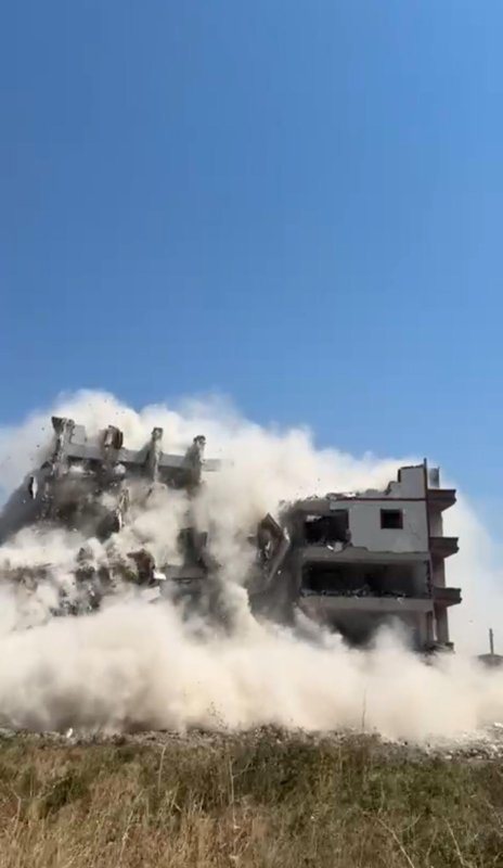 8 katlı bina iş makinesinin darbesiyle yerle bir oldu (Fotoğraflı) Ramazan İlın HATAY (İHA) - Hatay'ın Antakya ilçesinde 8 katlı binanın iş makinesinin darbesiyle kontrollü olarak yerle bir olduğu anlar kameraya yansıdı. Kahramanmaraş merkezli depremlerde ağır hasar alan Hatay'da mahkeme süreci sona eren binaların yıkım ve enkaz kaldırma çalışmaları aralıksız sürüyor. Antakya ilçesi Ekinci Mahallesi'nde bulunan 8 katlı bina, iş makinesinin darbesiyle kontrollü olarak yıkıldı. Binanın yıkılma anı ise kameralara saniye saniye yansıdı. 8 katlı binanın yıkımı esnasında herhangi bir olumsuzluk yaşanmadı.