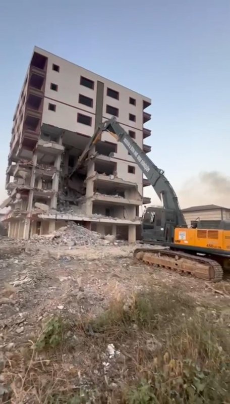8 katlı bina iş makinesinin darbesiyle yerle bir oldu (Fotoğraflı) Ramazan İlın HATAY (İHA) - Hatay'ın Antakya ilçesinde 8 katlı binanın iş makinesinin darbesiyle kontrollü olarak yerle bir olduğu anlar kameraya yansıdı. Kahramanmaraş merkezli depremlerde ağır hasar alan Hatay'da mahkeme süreci sona eren binaların yıkım ve enkaz kaldırma çalışmaları aralıksız sürüyor. Antakya ilçesi Ekinci Mahallesi'nde bulunan 8 katlı bina, iş makinesinin darbesiyle kontrollü olarak yıkıldı. Binanın yıkılma anı ise kameralara saniye saniye yansıdı. 8 katlı binanın yıkımı esnasında herhangi bir olumsuzluk yaşanmadı.