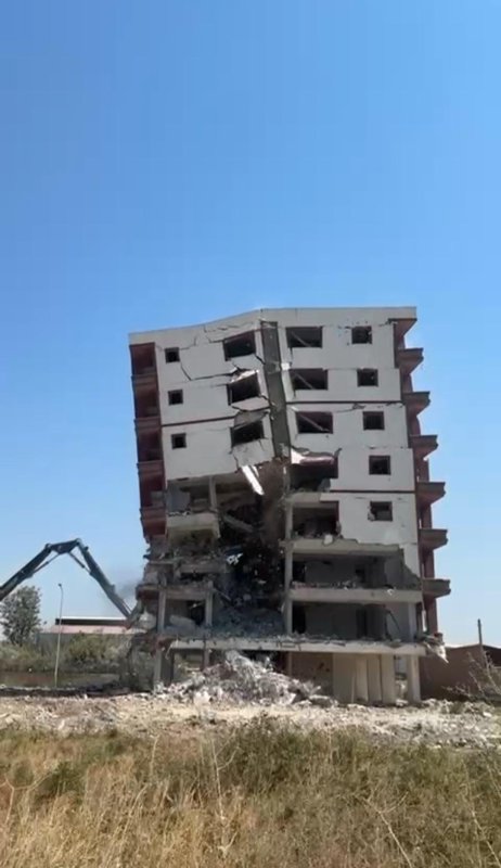 8 katlı bina iş makinesinin darbesiyle yerle bir oldu (Fotoğraflı) Ramazan İlın HATAY (İHA) - Hatay'ın Antakya ilçesinde 8 katlı binanın iş makinesinin darbesiyle kontrollü olarak yerle bir olduğu anlar kameraya yansıdı. Kahramanmaraş merkezli depremlerde ağır hasar alan Hatay'da mahkeme süreci sona eren binaların yıkım ve enkaz kaldırma çalışmaları aralıksız sürüyor. Antakya ilçesi Ekinci Mahallesi'nde bulunan 8 katlı bina, iş makinesinin darbesiyle kontrollü olarak yıkıldı. Binanın yıkılma anı ise kameralara saniye saniye yansıdı. 8 katlı binanın yıkımı esnasında herhangi bir olumsuzluk yaşanmadı.