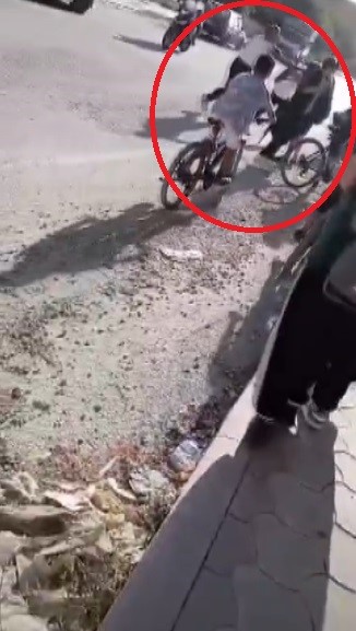 Gürültüye tepki gösteren şahsın 12 yaşındaki çocuğu dövdüğü anlar kamerada