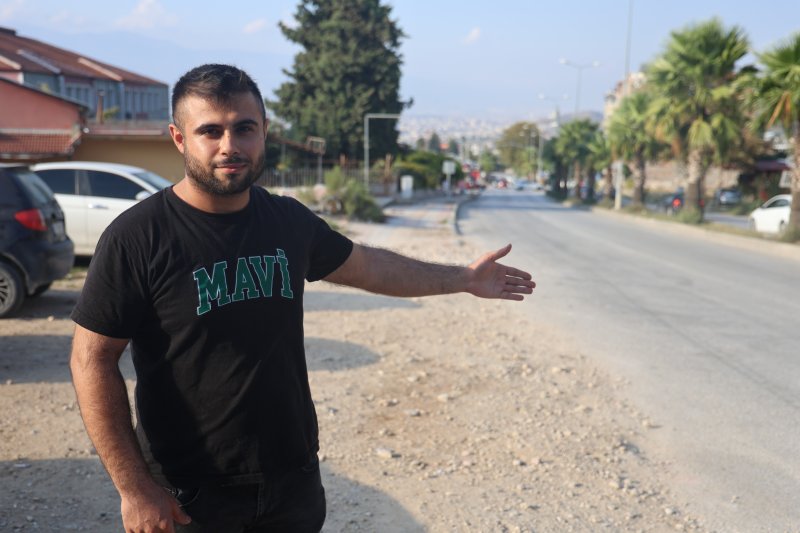 Herkesin düz gittiği istikamette geri geri giden sürücü kamerada