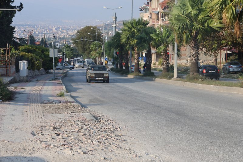 Herkesin düz gittiği istikamette geri geri giden sürücü kamerada