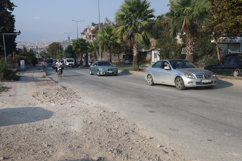 Herkesin düz gittiği istikamette geri geri giden sürücü kamerada