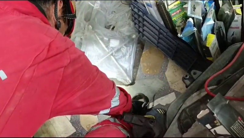  İş yerine giren yılanı itfaiye yakaladı (Fotoğraflı - Görüntülü) İsmet Biçen HATAY (İHA) - Hatay’da iş yerine giren yılan itfaiye ekipleri tarafından yakalanarak doğal yaşam alanına bırakıldı. Antakya İlçesi Yeni Sanayi Sitesi 1. İnişte bulunan bir yıkama dükkanına giren yılanı fark eden vatandaşlar durumu itfaiye ekiplerine bildirdi. İhbar üzerine bölgeye giden itfaiye ekipleri yılanı yakalamak için çalışma başlattı. Yılan, itfaiye personelinin özel eldiven kullanmasıyla yakalandı.