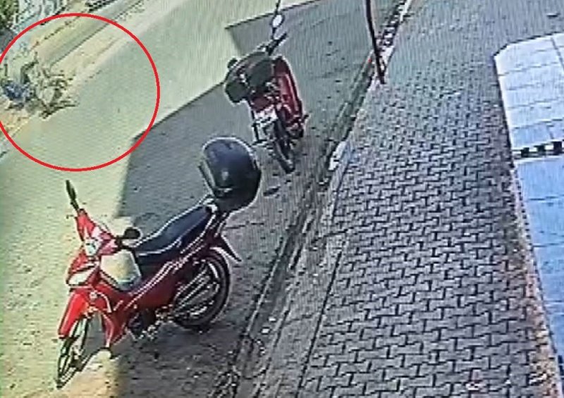 Motosikletin çarptığı yaşlı adamın savrulduğu anlar kamerada (Fotoğraflı) Ahmet Arslan HATAY (İHA) - Hatay’ın Reyhanlı ilçesinde, yolun karşısına geçmek isteyen yaşlı adama motosikletin çarptığı anlar güvenlik kamerasına yansıdı. Kaza, Reyhanlı ilçesi Atatürk Caddesi’nde meydana geldi. Cadde üzerinde karşıya geçmek isteyen yaşlı adama, seyir halindeki motosiklet çarptı. Kazada yaşlı adam ve motosiklet sürücüsü yaralandı. Motosikletin adama çarpma anı ve çevredeki vatandaşların yardıma koşma anları bir iş yerinin güvenlik kamerasına yansıdı. Kazayı gören vatandaşların durumu 112 Acil Çağrı Merkezi’ne bildirmesi üzerine olay yerine polis ve ambulans ekipleri sevk edildi. Kısa sürede bölgeye gelen sağlık ekipleri, yaralanan 2 kişiyi ilk müdahalenin ardından hastaneye kaldırdı. Yaralıların sağlık durumunun iyi olduğu öğrenildi.